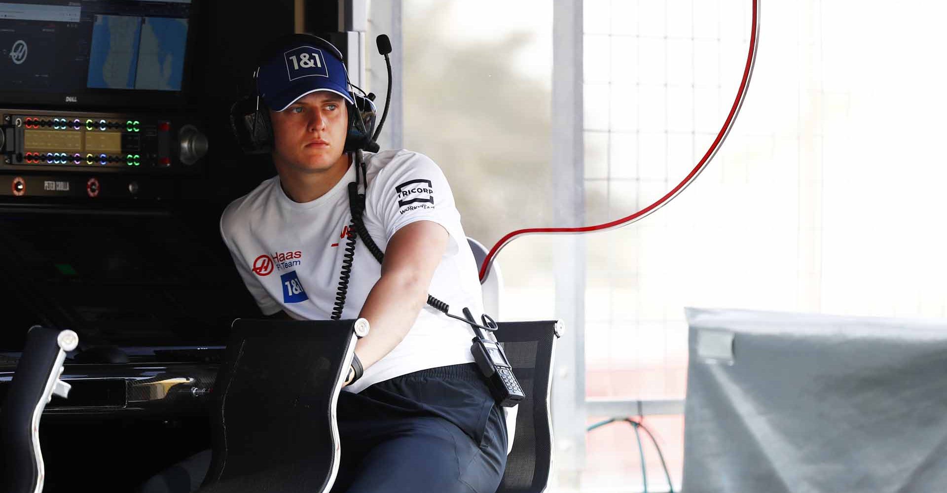 BAHRAIN INTERNATIONAL CIRCUIT, BAHRAIN - MARCH 10: Mick Schumacher, Haas F1 Team, on the pit wall during the Bahrain March testing at Bahrain International Circuit on Thursday March 10, 2022 in Sakhir, Bahrain. (Photo by Carl Bingham / LAT Images)