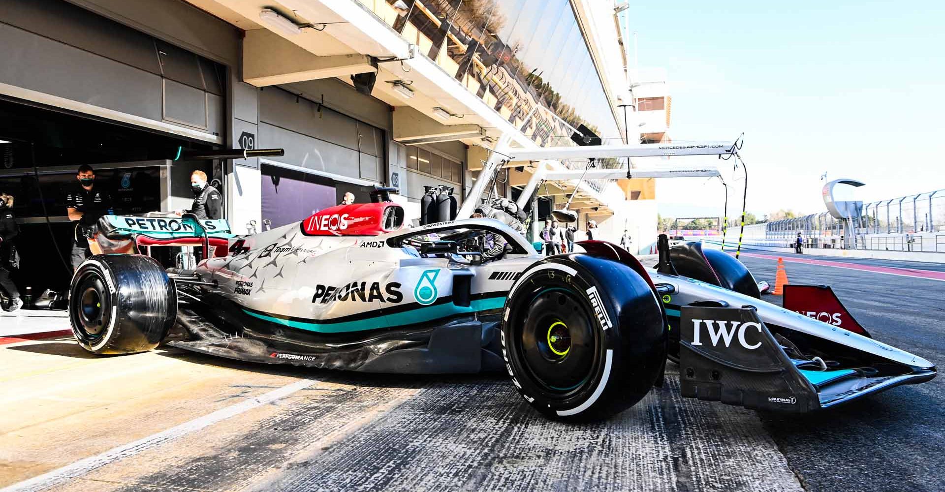 CIRCUIT DE BARCELONA-CATALUNYA, SPAIN - FEBRUARY 24: Sir Lewis Hamilton, Mercedes W13, leaves the garage during the Barcelona February testing at Circuit de Barcelona-Catalunya on Thursday February 24, 2022 in Barcelona, Spain. (Photo by Mark Sutton / LAT Images)