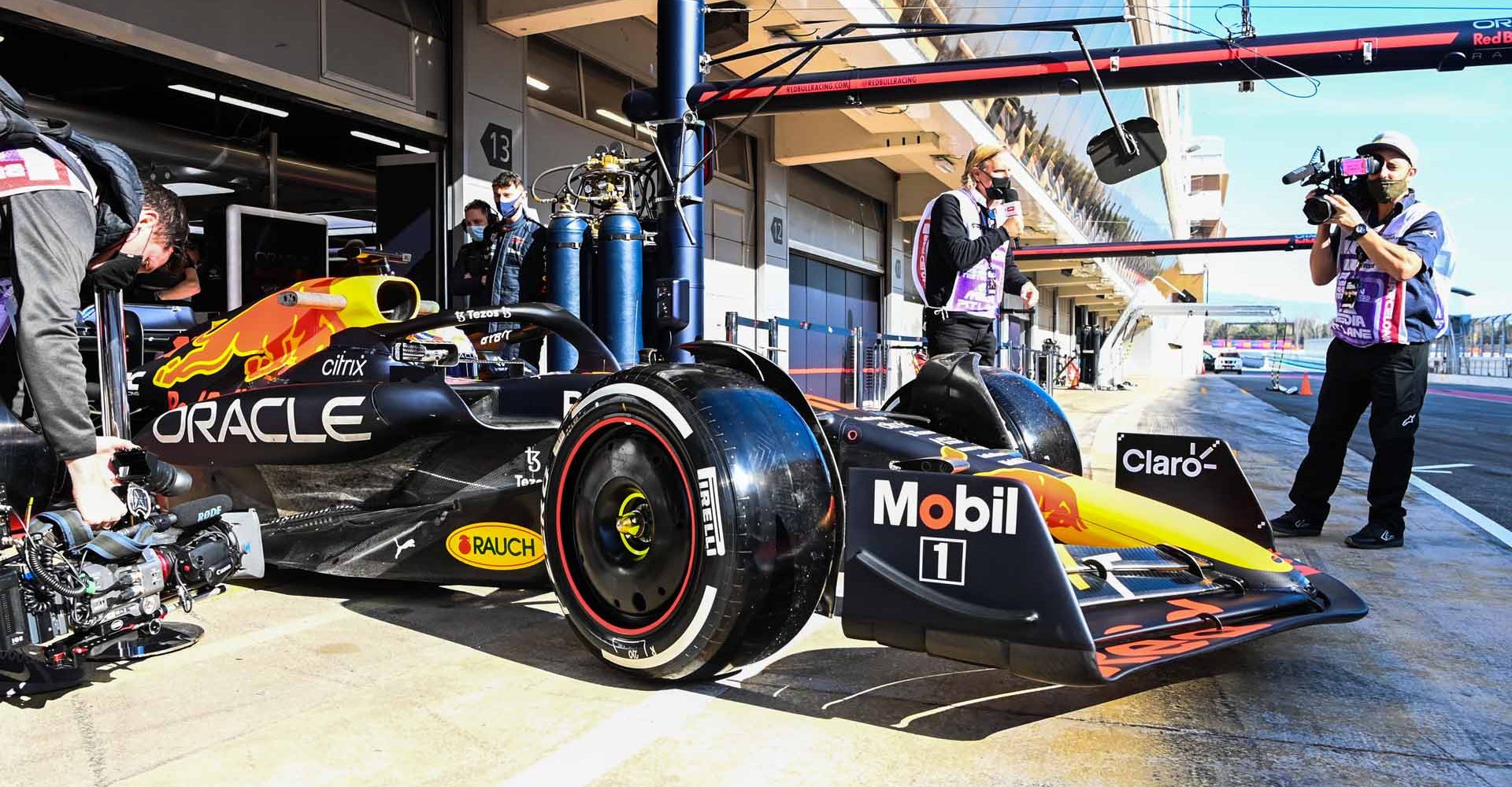 CIRCUIT DE BARCELONA-CATALUNYA, SPAIN - FEBRUARY 24: Sergio Perez, Red Bull Racing RB18, leaves the garage during the Barcelona February testing at Circuit de Barcelona-Catalunya on Thursday February 24, 2022 in Barcelona, Spain. (Photo by Mark Sutton / LAT Images)