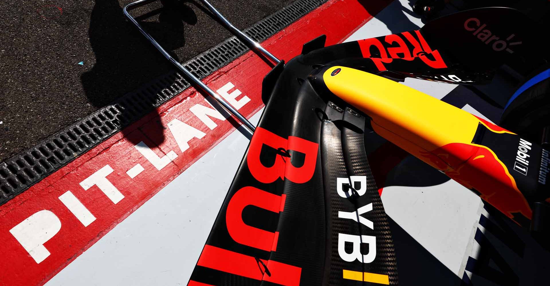 LE CASTELLET, FRANCE - JULY 23: The Red Bull Racing team prepare in the garage during qualifying ahead of the F1 Grand Prix of France at Circuit Paul Ricard on July 23, 2022 in Le Castellet, France. (Photo by Mark Thompson/Getty Images)