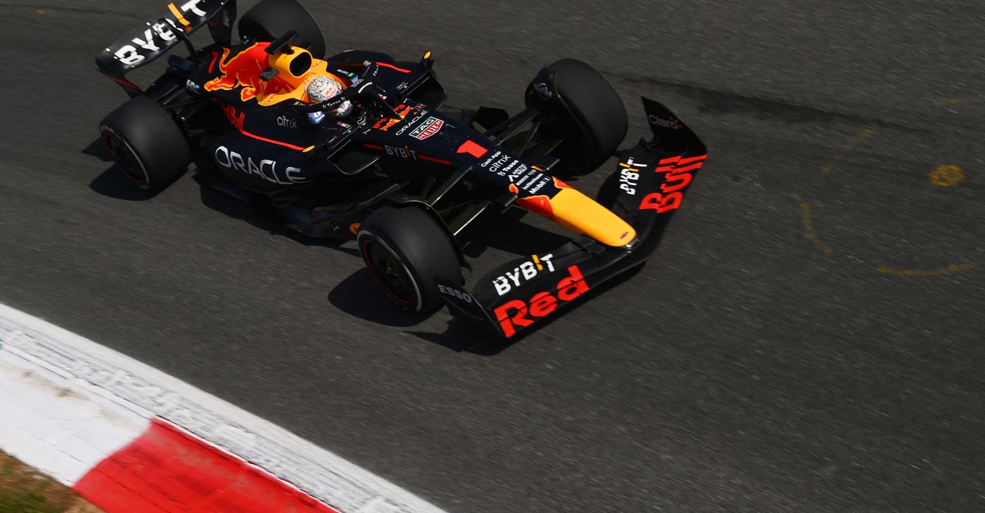 MONZA, ITALY - SEPTEMBER 09: Max Verstappen of the Netherlands driving the (1) Oracle Red Bull Racing RB18 on track during practice ahead of the F1 Grand Prix of Italy at Autodromo Nazionale Monza on September 09, 2022 in Monza, Italy. (Photo by Dan Mullan/Getty Images)