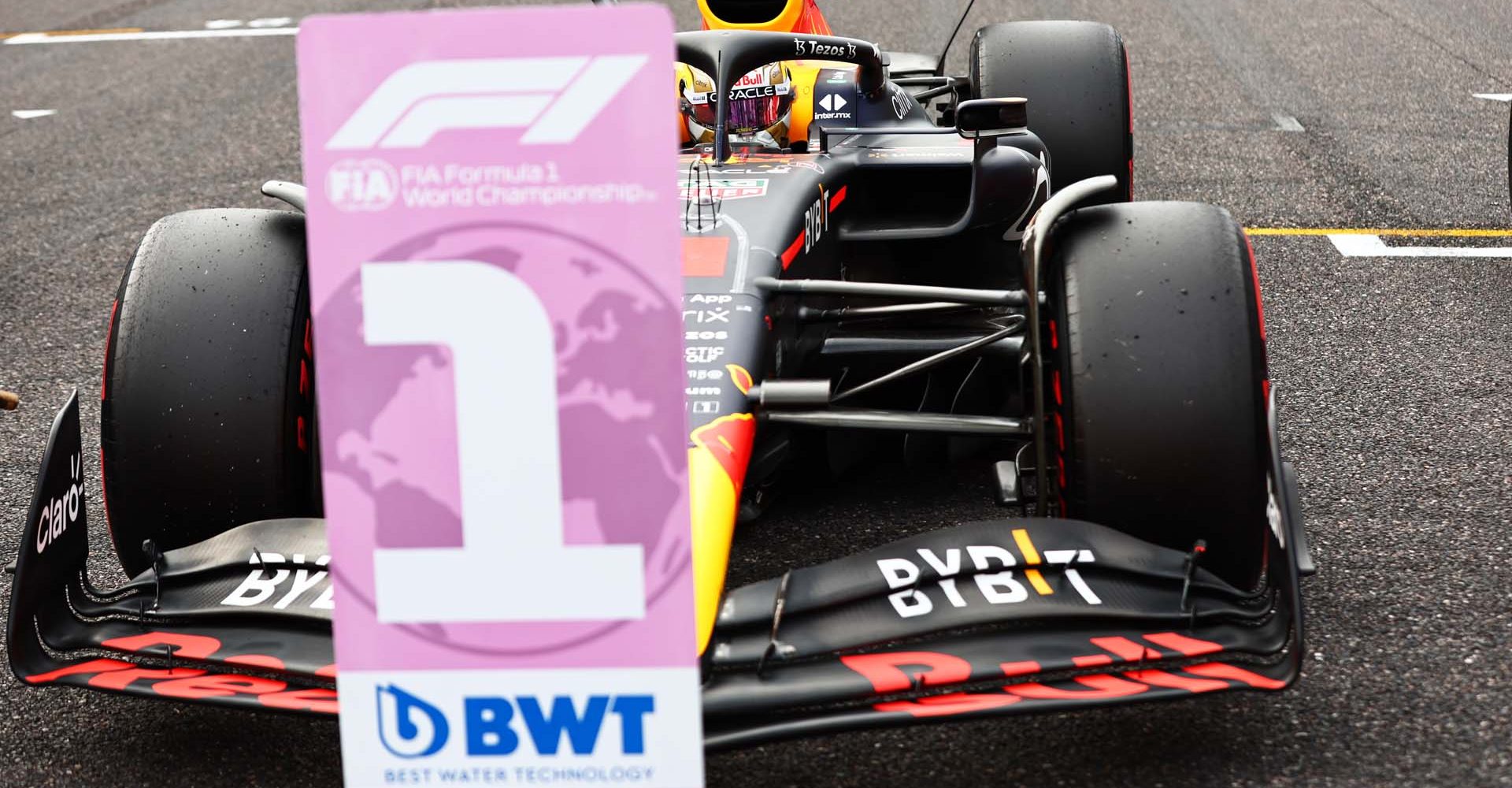 SUZUKA, JAPAN - OCTOBER 08: Pole position qualifier Max Verstappen of the Netherlands driving the (1) Oracle Red Bull Racing RB18 stops in parc ferme during qualifying ahead of the F1 Grand Prix of Japan at Suzuka International Racing Course on October 08, 2022 in Suzuka, Japan. (Photo by Mark Thompson/Getty Images )