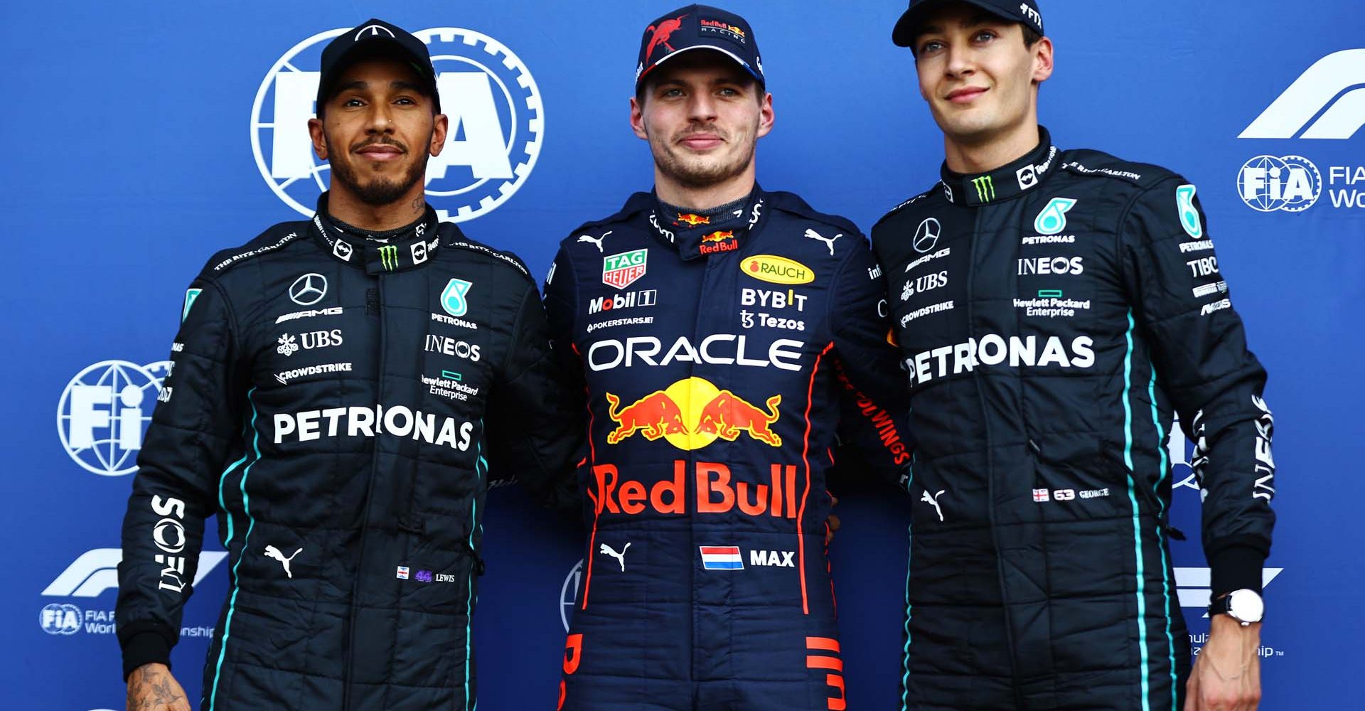 MEXICO CITY, MEXICO - OCTOBER 29: Pole position qualifier Max Verstappen of the Netherlands and Oracle Red Bull Racing (C), Second placed qualifier George Russell of Great Britain and Mercedes (R) and Third placed qualifier Lewis Hamilton of Great Britain and Mercedes (L) pose for a photo in parc ferme during qualifying ahead of the F1 Grand Prix of Mexico at Autodromo Hermanos Rodriguez on October 29, 2022 in Mexico City, Mexico. (Photo by Mark Thompson/Getty Images )