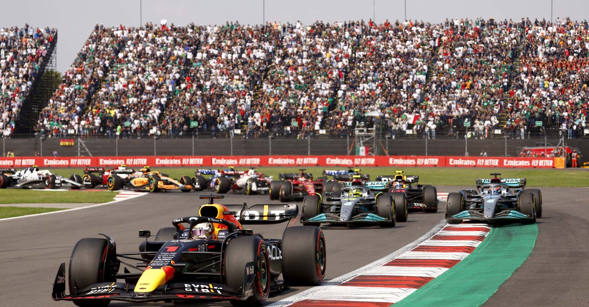 MEXICO CITY, MEXICO - OCTOBER 30: Max Verstappen of the Netherlands driving the (1) Oracle Red Bull Racing RB18 leads George Russell of Great Britain driving the (63) Mercedes AMG Petronas F1 Team W13, Lewis Hamilton of Great Britain driving the (44) Mercedes AMG Petronas F1 Team W13 and the rest of the field at the start during the F1 Grand Prix of Mexico at Autodromo Hermanos Rodriguez on October 30, 2022 in Mexico City, Mexico. (Photo by Chris Graythen/Getty Images)