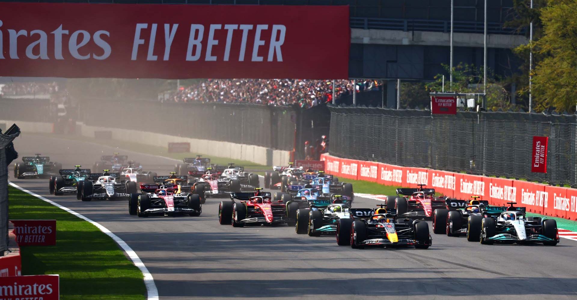 MEXICO CITY, MEXICO - OCTOBER 30: Max Verstappen of the Netherlands driving the (1) Oracle Red Bull Racing RB18 leads George Russell of Great Britain driving the (63) Mercedes AMG Petronas F1 Team W13, Lewis Hamilton of Great Britain driving the (44) Mercedes AMG Petronas F1 Team W13 and the rest of the field at the start during the F1 Grand Prix of Mexico at Autodromo Hermanos Rodriguez on October 30, 2022 in Mexico City, Mexico. (Photo by Mark Thompson/Getty Images )