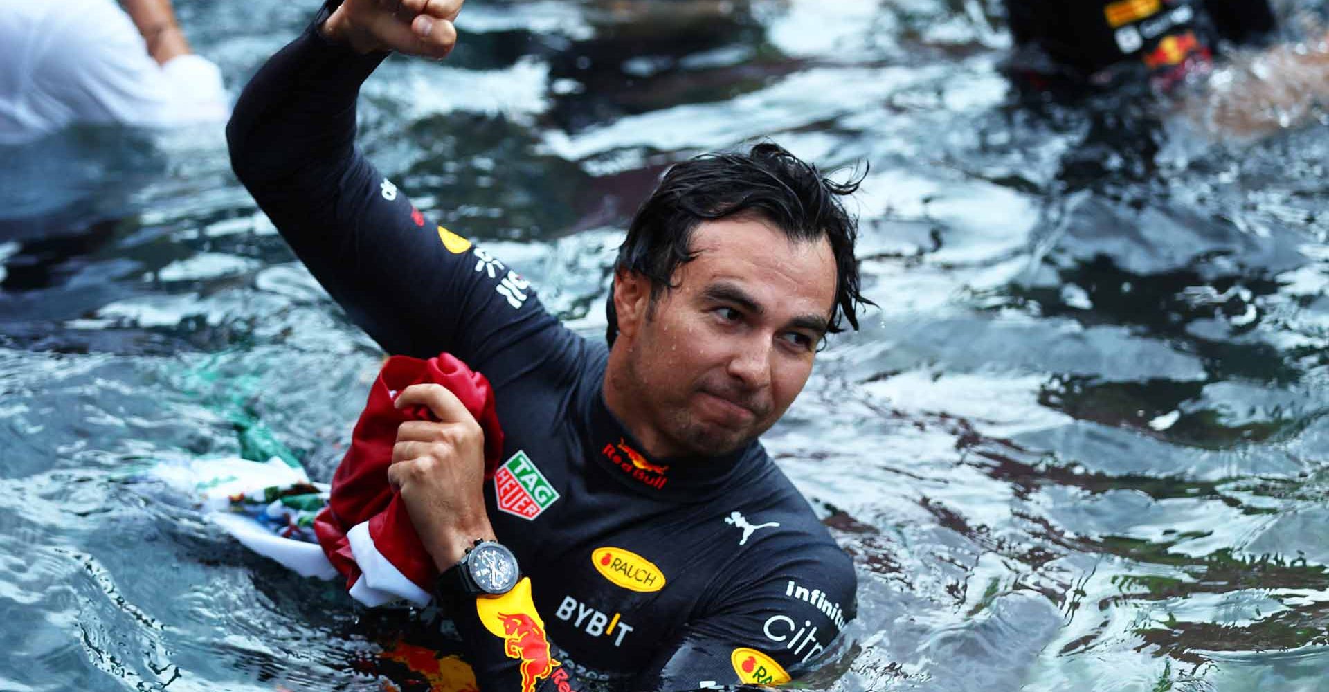 MONTE-CARLO, MONACO - MAY 29: Race winner Sergio Perez of Mexico and Oracle Red Bull Racing celebrates with his team by jumping into the pool after the F1 Grand Prix of Monaco at Circuit de Monaco on May 29, 2022 in Monte-Carlo, Monaco. (Photo by Clive Rose/Getty Images)