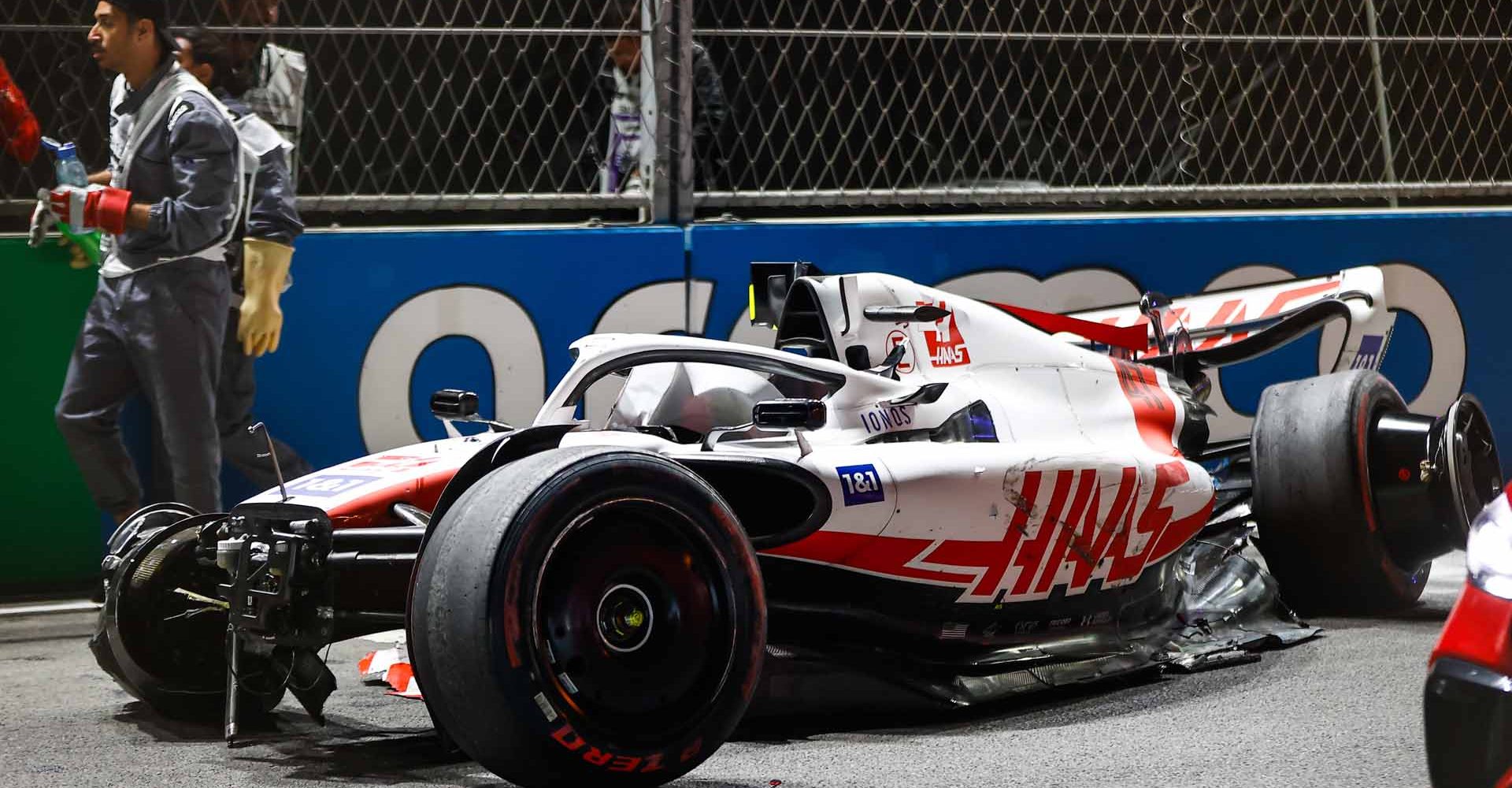 JEDDAH STREET CIRCUIT, SAUDI ARABIA - MARCH 26: Marshals remove the damaged car of Mick Schumacher, Haas VF-22, after his crash in Q2 during the Saudi Arabian GP at Jeddah Street Circuit on Saturday March 26, 2022 in Jeddah, Saudi Arabia. (Photo by Andy Hone / LAT Images)