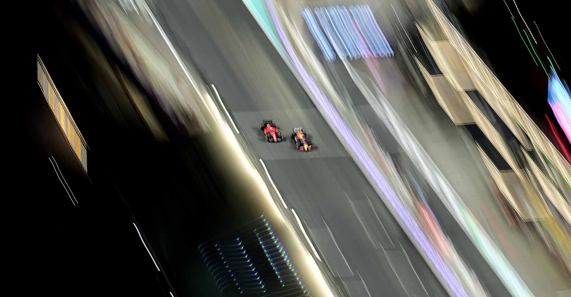 JEDDAH, SAUDI ARABIA - MARCH 27: Max Verstappen of the Netherlands driving the (1) Oracle Red Bull Racing RB18 and Charles Leclerc of Monaco driving (16) the Ferrari F1-75 battle for track position during the F1 Grand Prix of Saudi Arabia at the Jeddah Corniche Circuit on March 27, 2022 in Jeddah, Saudi Arabia. (Photo by Clive Mason/Getty Images)