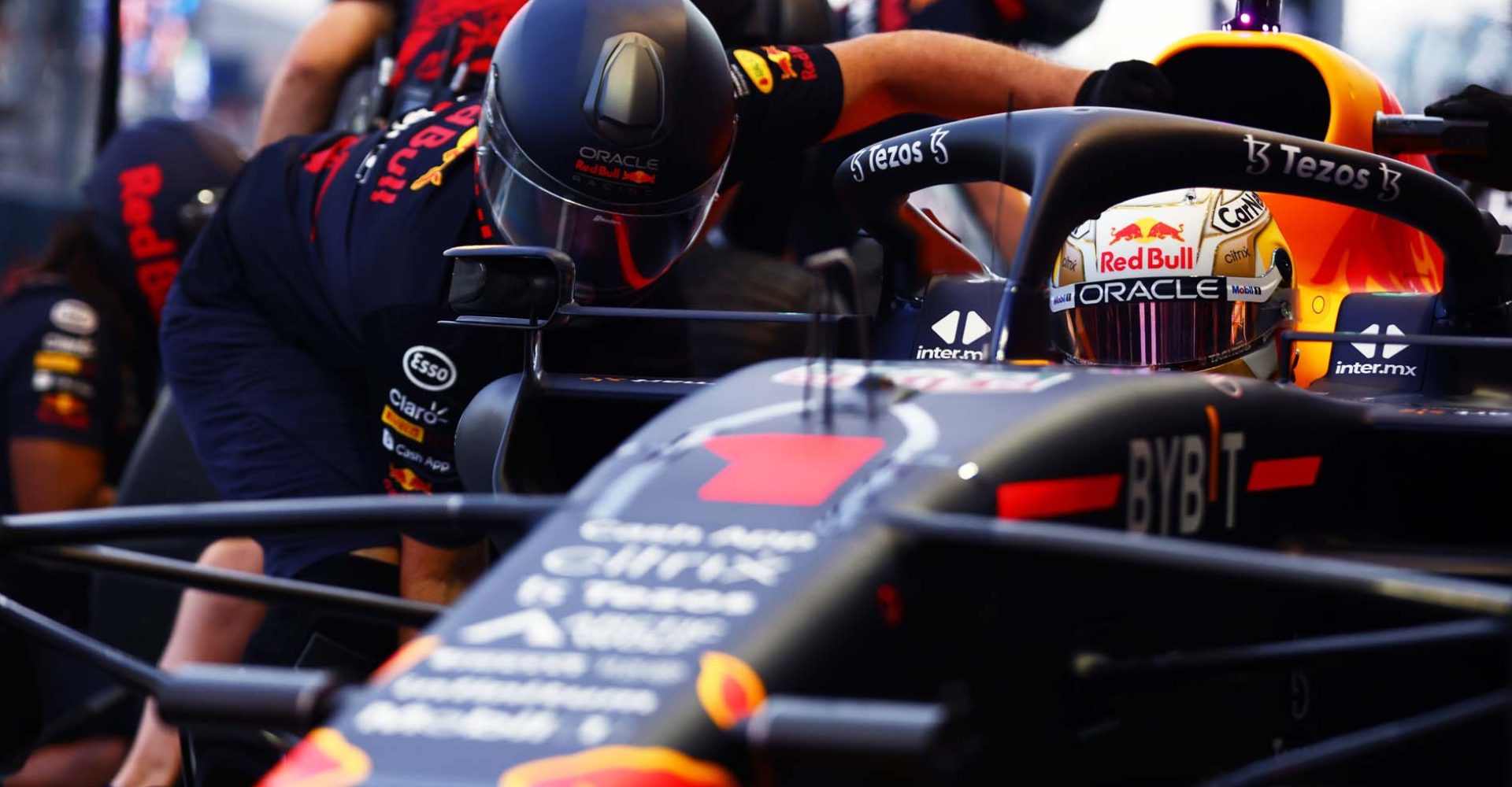 SINGAPORE, SINGAPORE - SEPTEMBER 30: Max Verstappen of the Netherlands driving the (1) Oracle Red Bull Racing RB18 stops in the Pitlane during practice ahead of the F1 Grand Prix of Singapore at Marina Bay Street Circuit on September 30, 2022 in Singapore, Singapore. (Photo by Mark Thompson/Getty Images,)