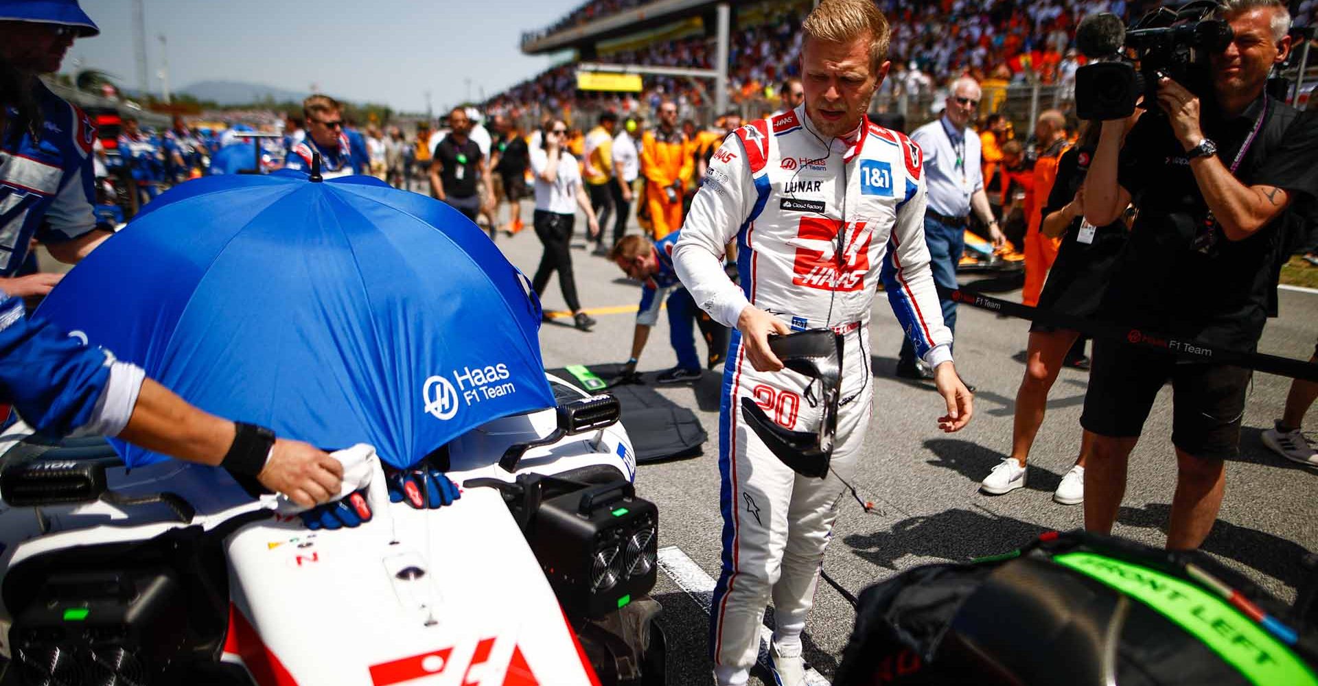 CIRCUIT DE BARCELONA-CATALUNYA, SPAIN - MAY 22: Kevin Magnussen, Haas F1 Team, on the grid during the Spanish GP at Circuit de Barcelona-Catalunya on Sunday May 22, 2022 in Barcelona, Spain. (Photo by Andy Hone / LAT Images)