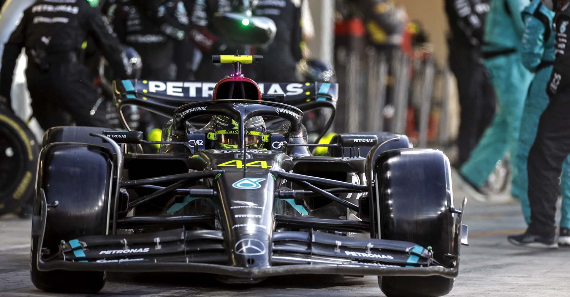 2023 Abu Dhabi Grand Prix, Sunday - LAT Images Lewis Hamilton Mercedes pitstop