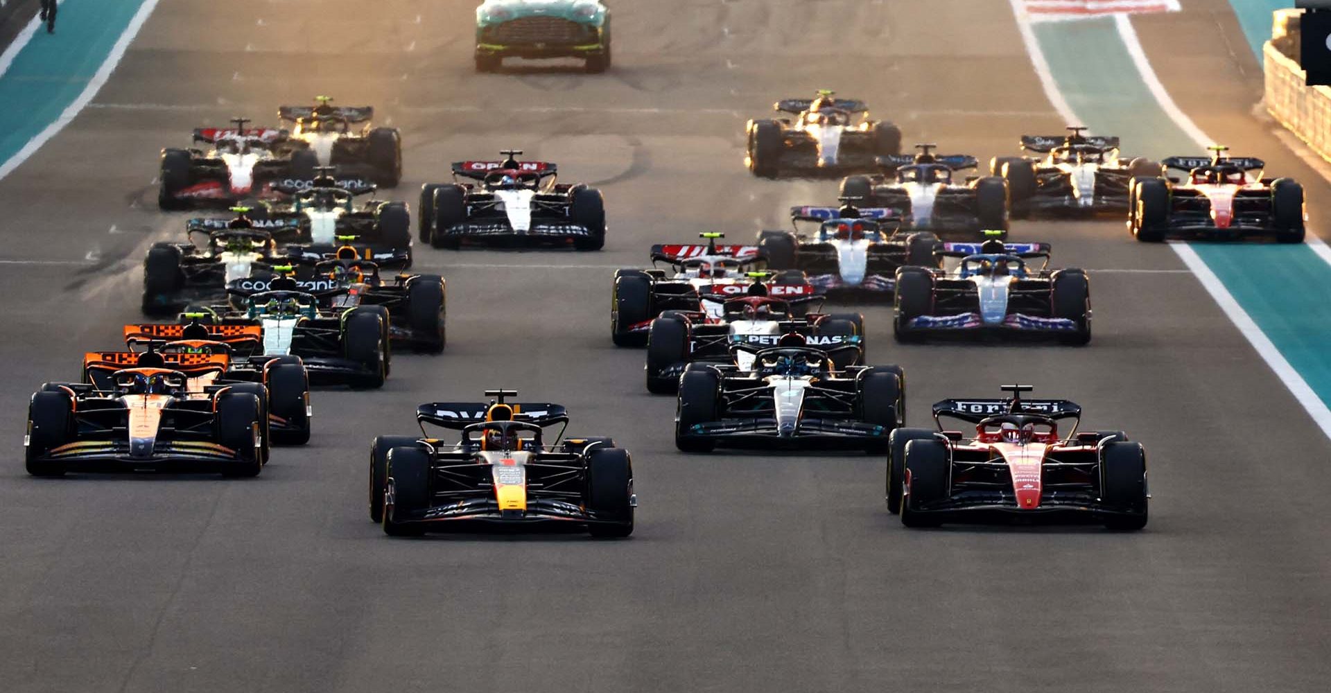 ABU DHABI, UNITED ARAB EMIRATES - NOVEMBER 26: Max Verstappen of the Netherlands driving the (1) Oracle Red Bull Racing RB19 leads the field into turn one at the start  during the F1 Grand Prix of Abu Dhabi at Yas Marina Circuit on November 26, 2023 in Abu Dhabi, United Arab Emirates. (Photo by Mark Thompson/Getty Images) // Getty Images / Red Bull Content Pool // SI202311260159 // Usage for editorial use only //