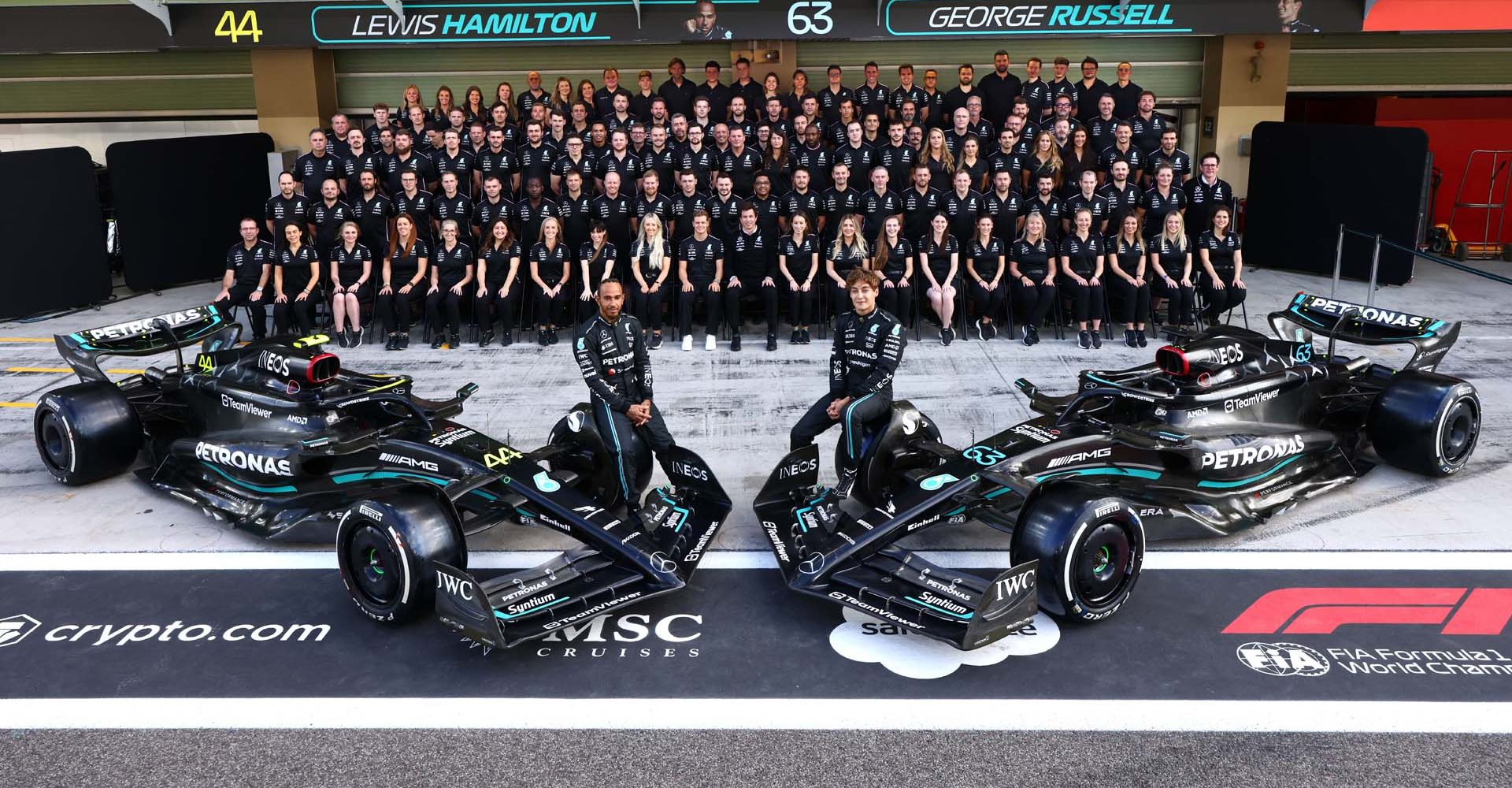 2023 Abu Dhabi Grand Prix, Thursday - Steve Etherington Lewis Hamilton George Russell Team Photo