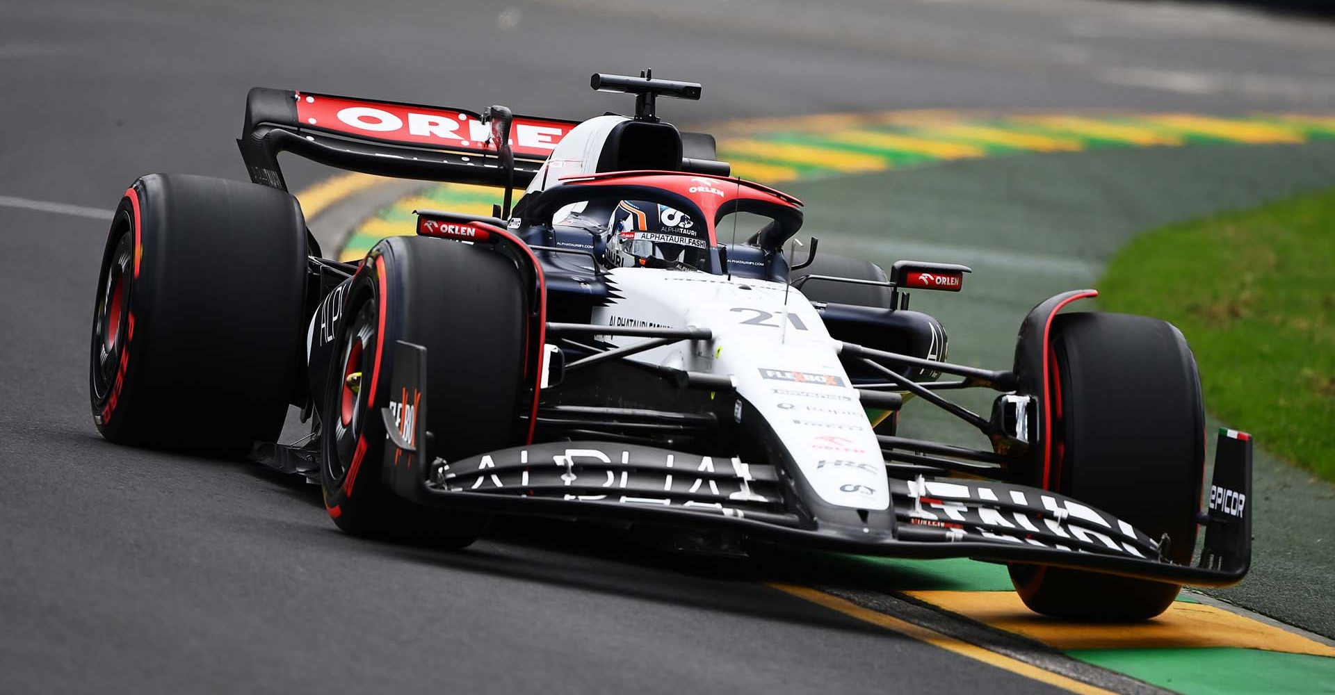 MELBOURNE, AUSTRALIA - APRIL 01: Nyck de Vries of Netherlands driving the (21) Scuderia AlphaTauri AT04 on track during qualifying ahead of the F1 Grand Prix of Australia at Albert Park Grand Prix Circuit on April 01, 2023 in Melbourne, Australia. (Photo by Quinn Rooney/Getty Images)