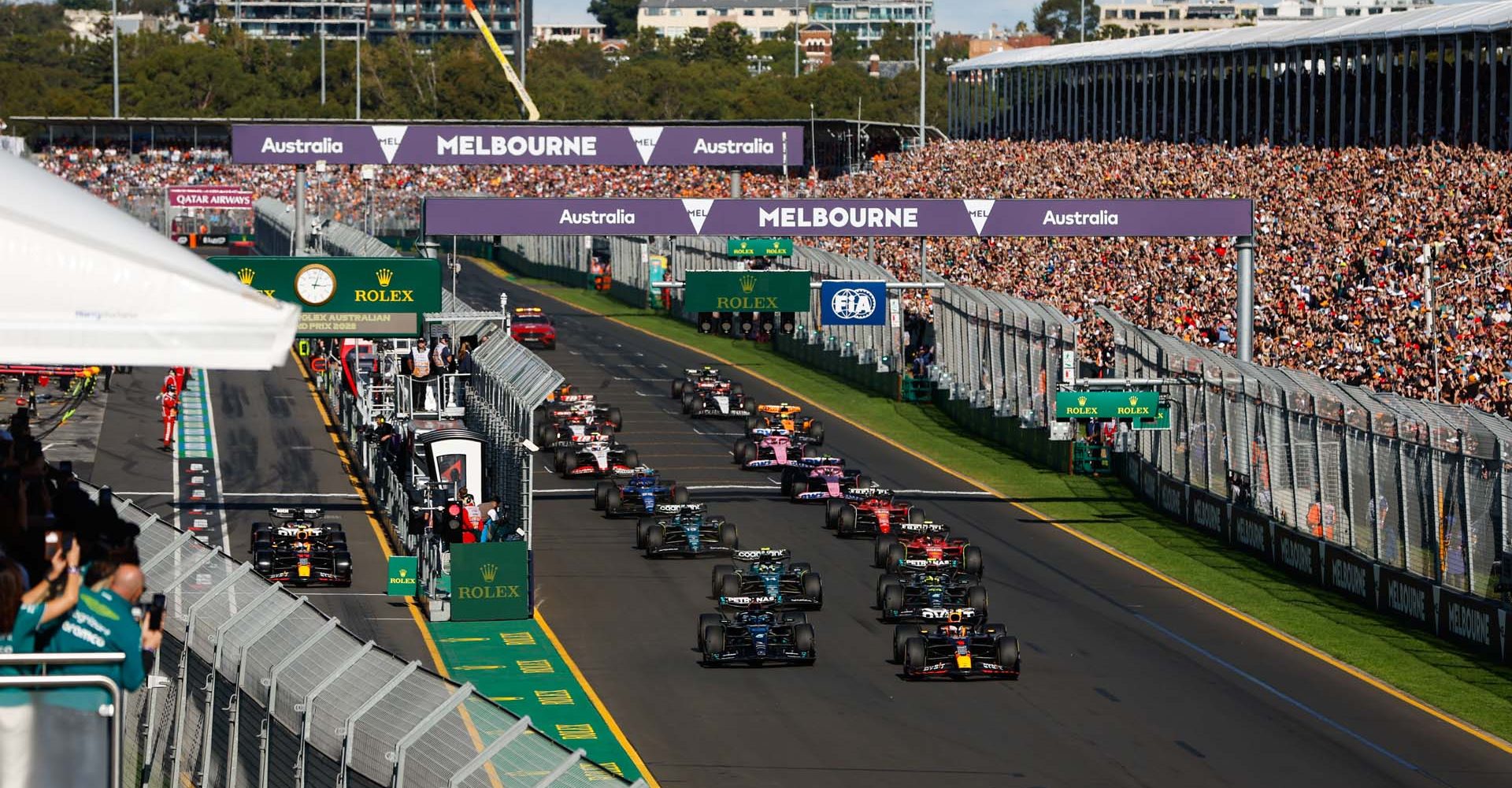 MELBOURNE GRAND PRIX CIRCUIT, AUSTRALIA - APRIL 02: Max Verstappen, Red Bull Racing RB19, leads George Russell, Mercedes F1 W14, Sir Lewis Hamilton, Mercedes F1 W14, Fernando Alonso, Aston Martin AMR23, Carlos Sainz, Ferrari SF-23, and the rest of the field at the start during the Australian GP at Melbourne Grand Prix Circuit on Sunday April 02, 2023 in Melbourne, Australia. (Photo by Zak Mauger / LAT Images)