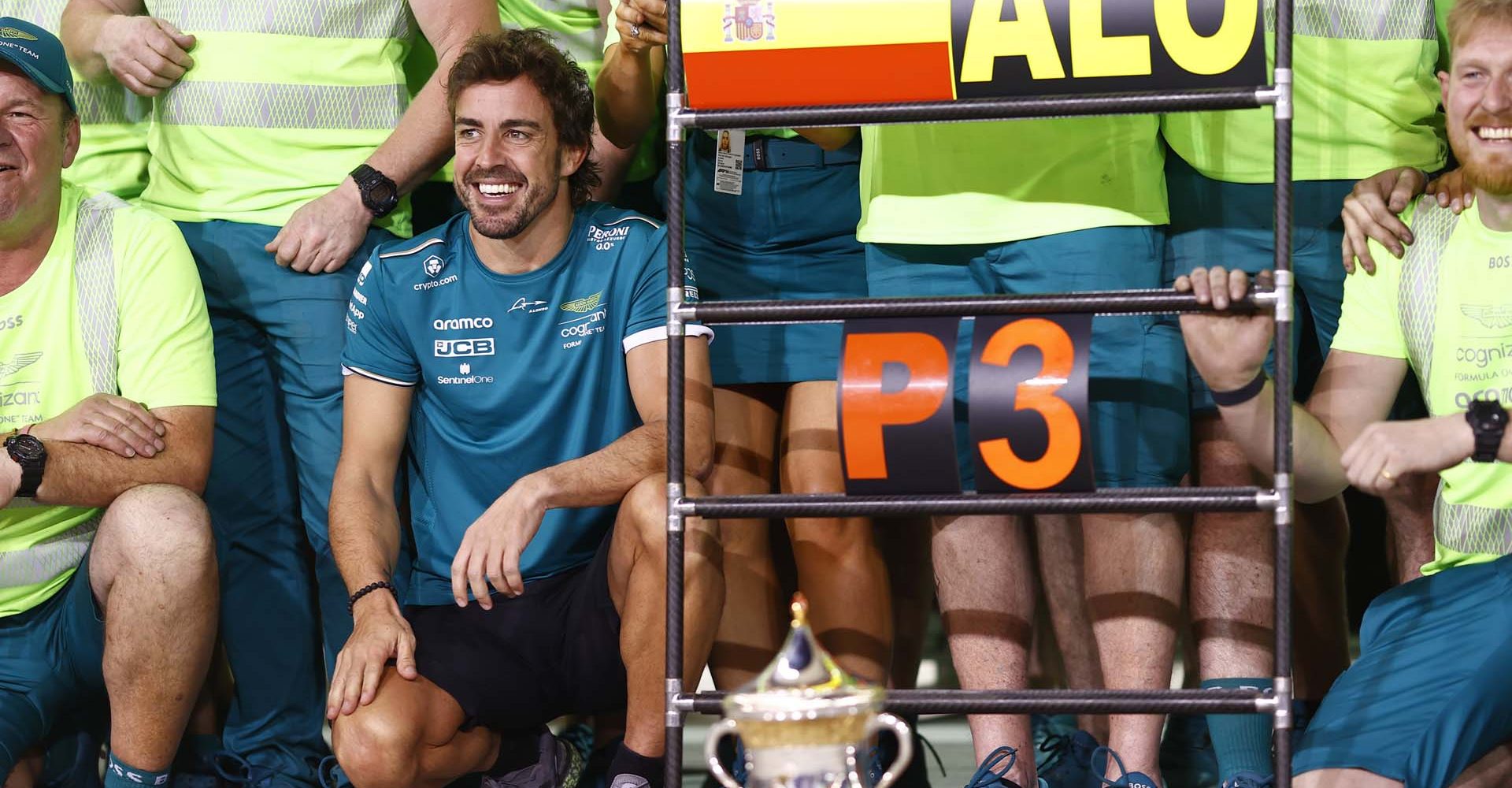 atmosphere, Portrait, Finish, Bahrain International Circuit, GP2301a, F1, GP, Bahrain
Fernando Alonso, Aston Martin F1 Team, 3rd position, and the Aston Martin team celebrate after the race