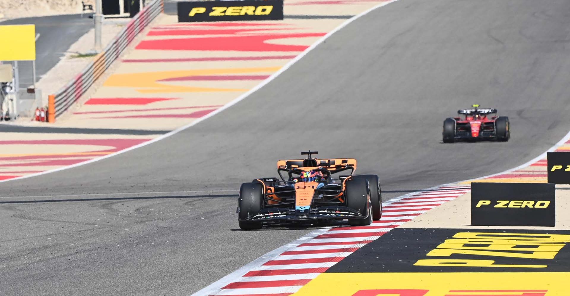 BAHRAIN INTERNATIONAL CIRCUIT, BAHRAIN - FEBRUARY 23: Oscar Piastri, McLaren MCL60, leads Carlos Sainz, Ferrari SF-23 during the Bahrain February Testing at Bahrain International Circuit on Thursday February 23, 2023 in Sakhir, Bahrain. (Photo by Mark Sutton / LAT Images)