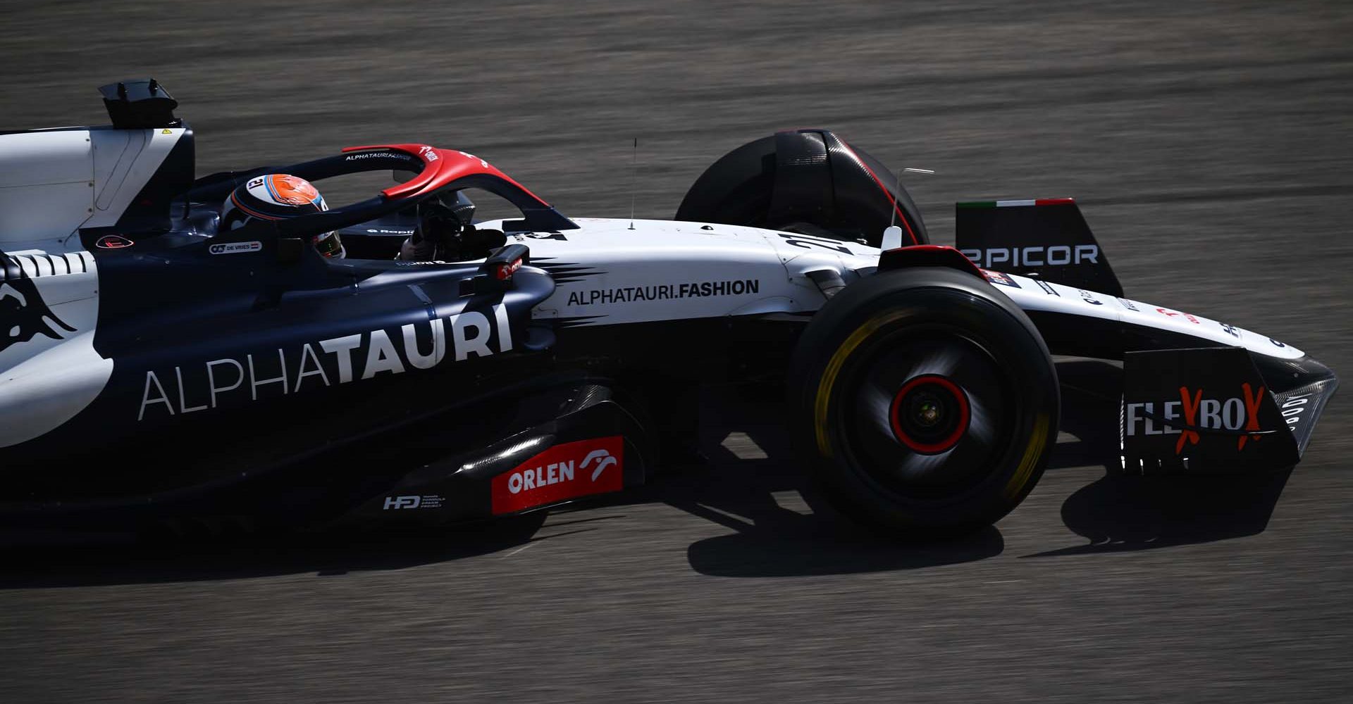 BAHRAIN, BAHRAIN - FEBRUARY 25: Nyck de Vries of Netherlands driving the (21) Scuderia AlphaTauri AT04 on track during day three of F1 Testing at Bahrain International Circuit on February 25, 2023 in Bahrain, Bahrain. (Photo by Clive Mason/Getty Images)