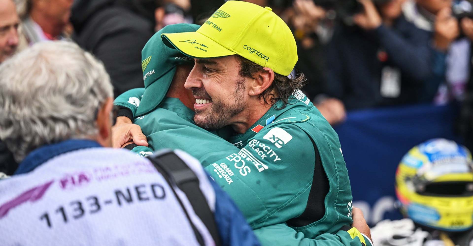 Finish, Portrait, Circuit Zandvoort, GP2313a, F1, GP, Netherlands
Fernando Alonso, Aston Martin F1 Team, 2nd position, celebrates with a team mate in Parc Ferme