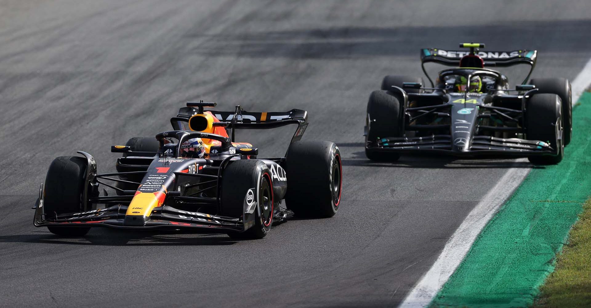 MONZA, ITALY - SEPTEMBER 03: Max Verstappen of the Netherlands driving the (1) Oracle Red Bull Racing RB19 leads Lewis Hamilton of Great Britain driving the (44) Mercedes AMG Petronas F1 Team W14 during the F1 Grand Prix of Italy at Autodromo Nazionale Monza on September 03, 2023 in Monza, Italy. (Photo by Ryan Pierse/Getty Images) // Getty Images / Red Bull Content Pool // SI202309030276 // Usage for editorial use only //