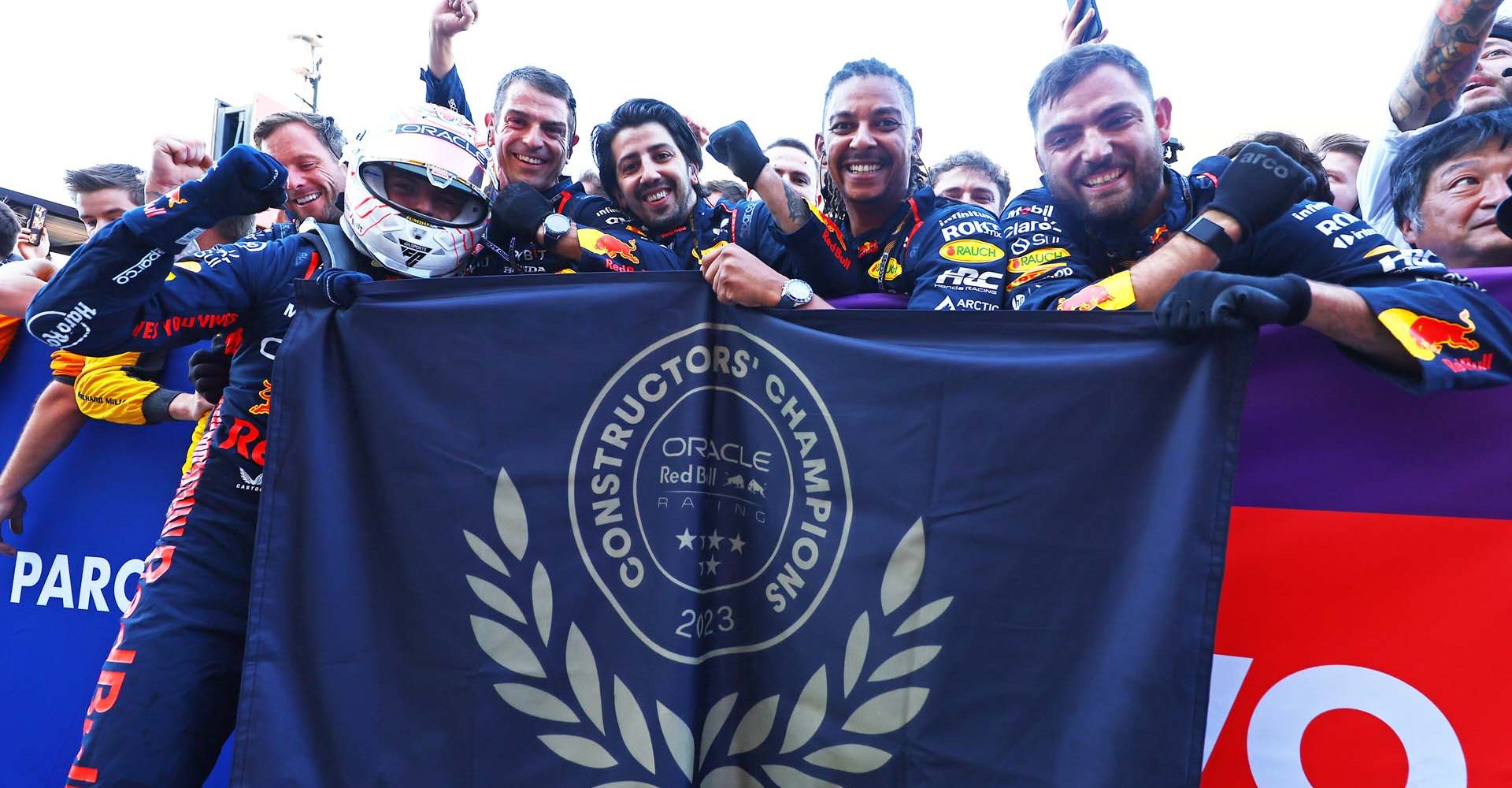 SUZUKA, JAPAN - SEPTEMBER 24: Race winner Max Verstappen of the Netherlands and Oracle Red Bull Racing celebrates with his team in parc ferme during the F1 Grand Prix of Japan at Suzuka International Racing Course on September 24, 2023 in Suzuka, Japan. (Photo by Mark Thompson/Getty Images) // Getty Images / Red Bull Content Pool // SI202309240150 // Usage for editorial use only //