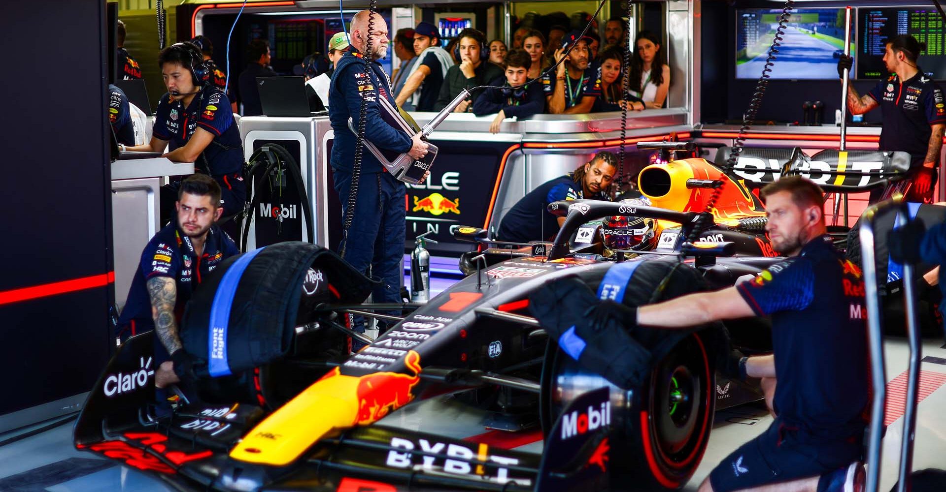 MEXICO CITY, MEXICO - OCTOBER 28: Max Verstappen of the Netherlands and Oracle Red Bull Racing waits to leave the garage during qualifying ahead of the F1 Grand Prix of Mexico at Autodromo Hermanos Rodriguez on October 28, 2023 in Mexico City, Mexico. (Photo by Mark Thompson/Getty Images) // Getty Images / Red Bull Content Pool // SI202310290007 // Usage for editorial use only //