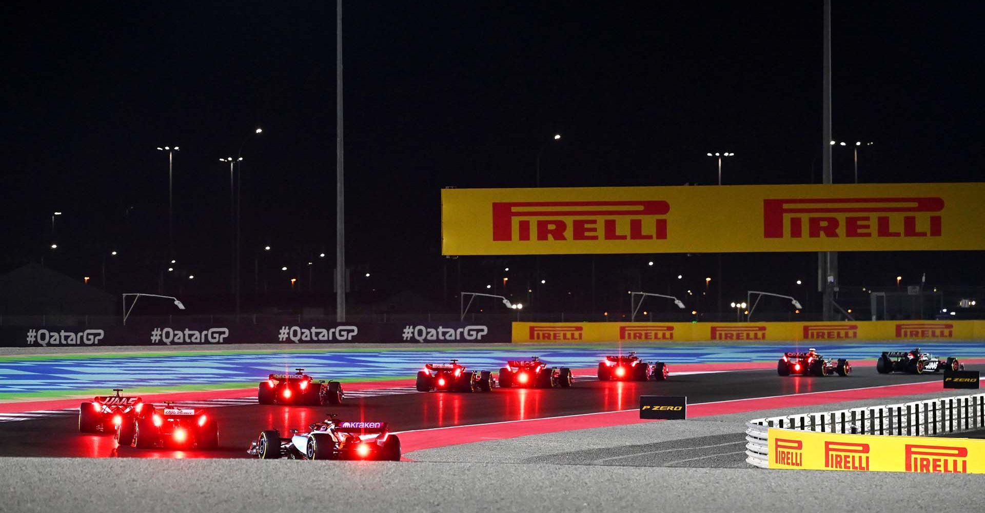 LOSAIL INTERNATIONAL CIRCUIT, QATAR - OCTOBER 07: Alex Albon, Williams FW45, chases the pack at the start during the Qatar GP at Losail International Circuit on Saturday October 07, 2023 in Losail, Qatar. (Photo by Mark Sutton / LAT Images)