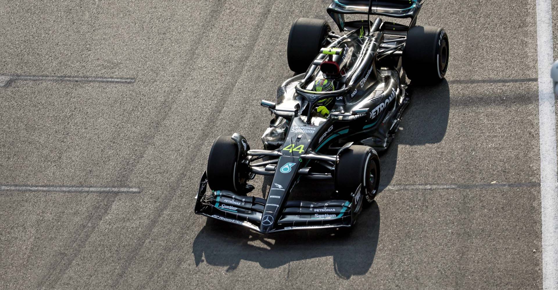 MARINA BAY STREET CIRCUIT, SINGAPORE - SEPTEMBER 15: Sir Lewis Hamilton, Mercedes F1 W14 during the Singapore GP at Marina Bay Street Circuit on Friday September 15, 2023 in Singapore, Singapore. (Photo by Lionel Ng / LAT Images)