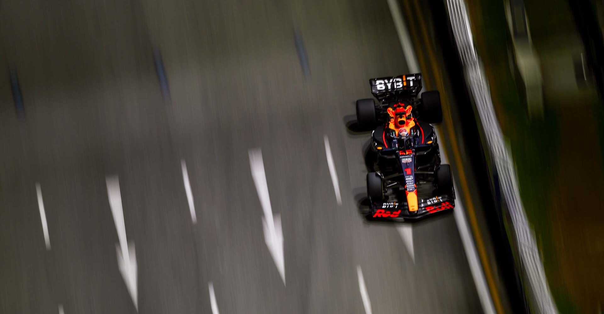 SINGAPORE, SINGAPORE - SEPTEMBER 15: Max Verstappen of the Netherlands driving the (1) Oracle Red Bull Racing RB19 on track during practice ahead of the F1 Grand Prix of Singapore at Marina Bay Street Circuit on September 15, 2023 in Singapore, Singapore. (Photo by Mark Thompson/Getty Images) // Getty Images / Red Bull Content Pool // SI202309150616 // Usage for editorial use only //