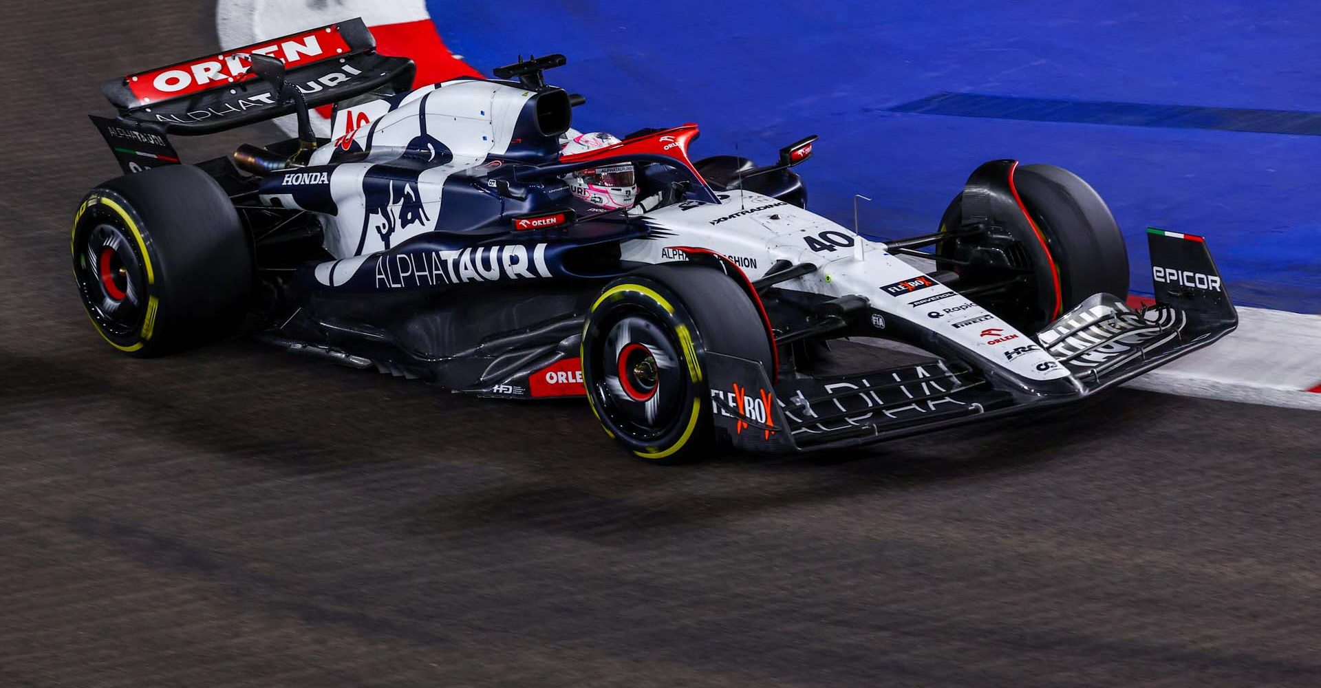 SINGAPORE, SINGAPORE - SEPTEMBER 17: Liam Lawson of New Zealand driving the (40) Scuderia AlphaTauri AT04 on track  during the F1 Grand Prix of Singapore at Marina Bay Street Circuit on September 17, 2023 in Singapore, Singapore. (Photo by Mark Thompson/Getty Images) // Getty Images / Red Bull Content Pool // SI202309170266 // Usage for editorial use only //