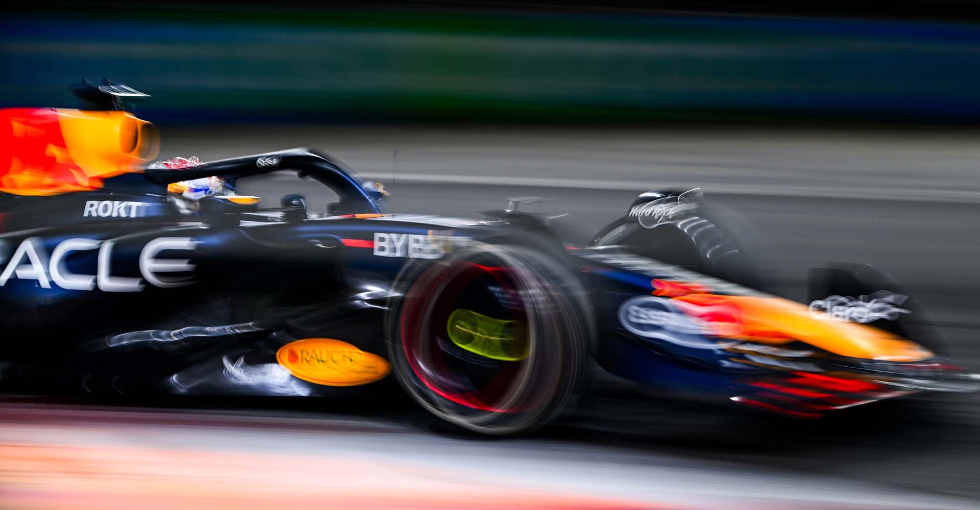 SINGAPORE, SINGAPORE - SEPTEMBER 17: Max Verstappen of the Netherlands driving the (1) Oracle Red Bull Racing RB19 on track during the F1 Grand Prix of Singapore at Marina Bay Street Circuit on September 17, 2023 in Singapore, Singapore. (Photo by Clive Mason/Getty Images) // Getty Images / Red Bull Content Pool // SI202309170256 // Usage for editorial use only //