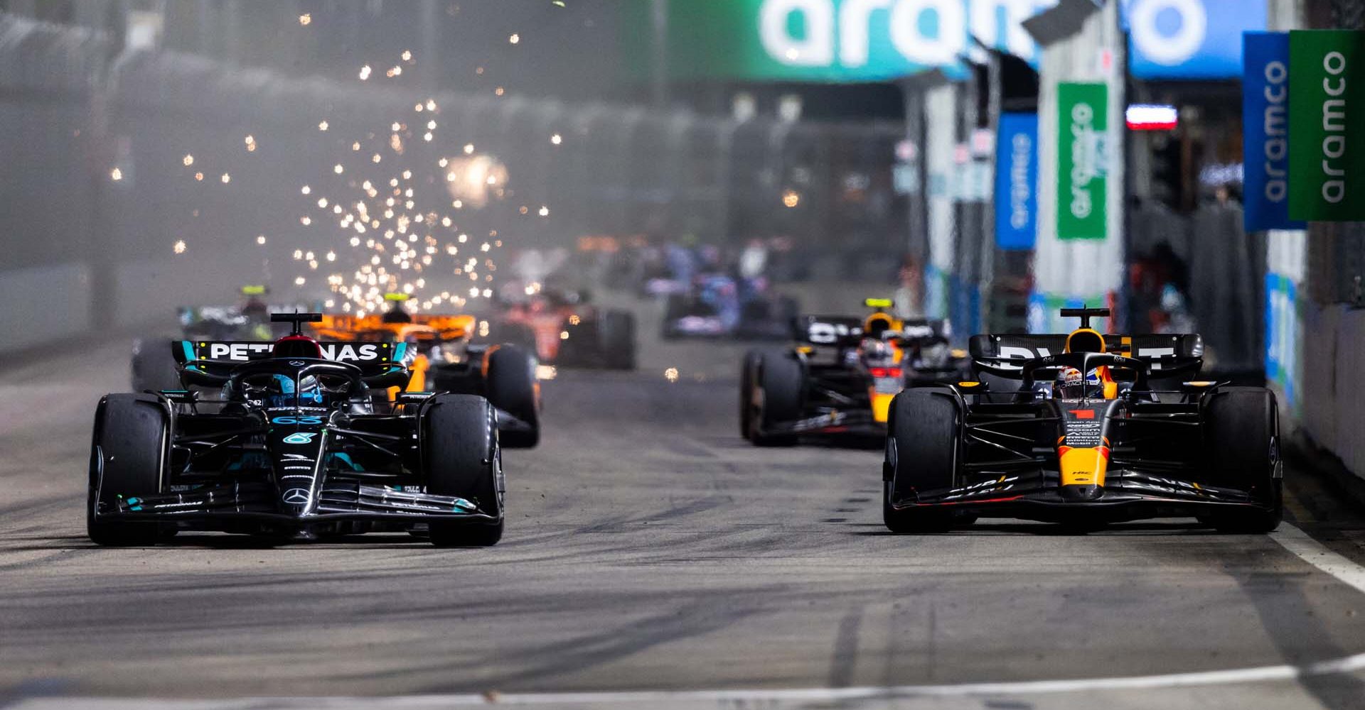 SINGAPORE, SINGAPORE - SEPTEMBER 17: George Russell of Great Britain driving the (63) Mercedes AMG Petronas F1 Team W14 and Max Verstappen of the Netherlands driving the (1) Oracle Red Bull Racing RB19 compete for position on track during the F1 Grand Prix of Singapore at Marina Bay Street Circuit on September 17, 2023 in Singapore, Singapore. (Photo by Clive Rose/Getty Images) // Getty Images / Red Bull Content Pool // SI202309170260 // Usage for editorial use only //