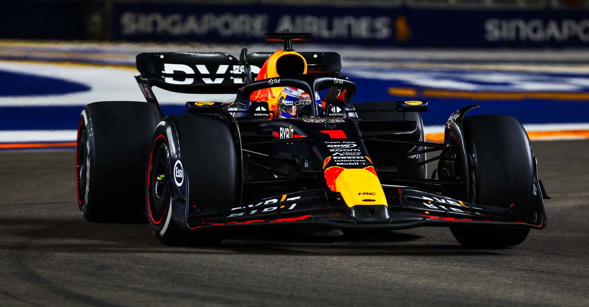 SINGAPORE, SINGAPORE - SEPTEMBER 17: Max Verstappen of the Netherlands driving the (1) Oracle Red Bull Racing RB19 on track during the F1 Grand Prix of Singapore at Marina Bay Street Circuit on September 17, 2023 in Singapore, Singapore. (Photo by Mark Thompson/Getty Images) // Getty Images / Red Bull Content Pool // SI202309170422 // Usage for editorial use only //