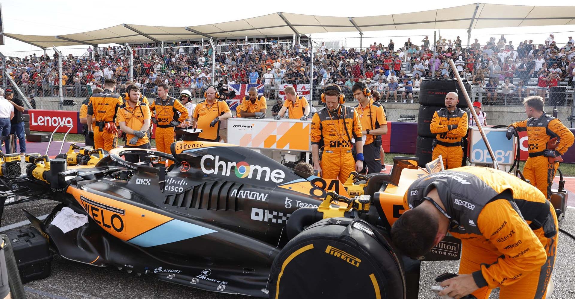 Mechanics on the grid with the car of Oscar Piastri, McLaren MCL60