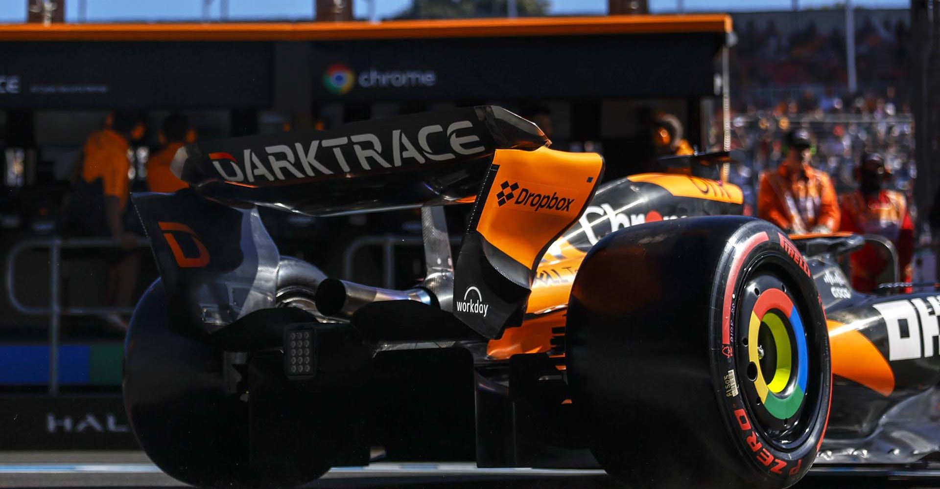 Oscar Piastri, McLaren MCL38, leaves the garage