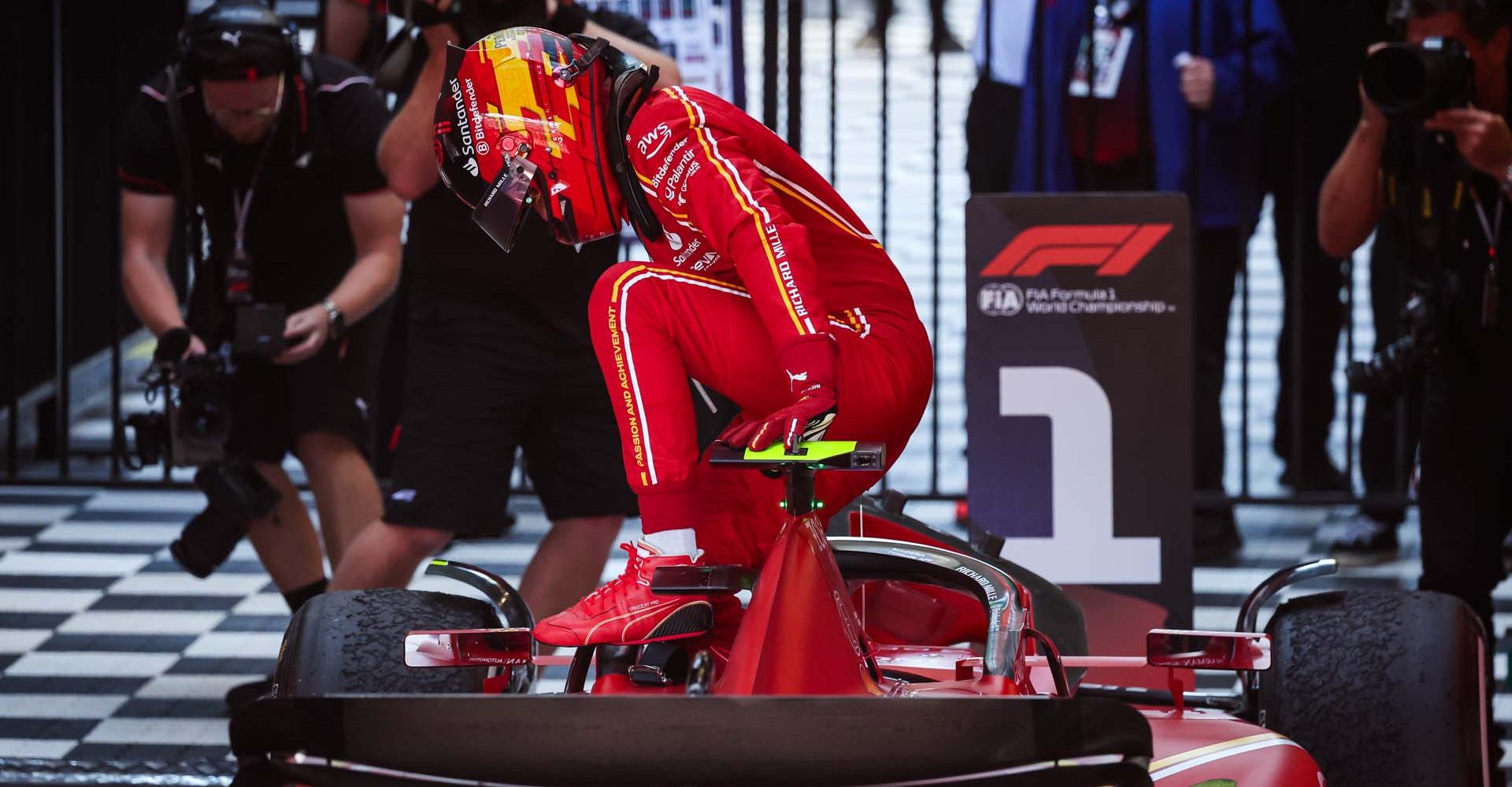 SAINZ Carlos (spa), Scuderia Ferrari SF-24, portrait celebrating victory during the Formula 1 Rolex Australian Grand Prix 2024, 3rd round of the 2024 Formula One World Championship from March 22 to 24, 2024 on the Albert Park Circuit, in Melbourne, Australia - Photo Florent Gooden / DPPI