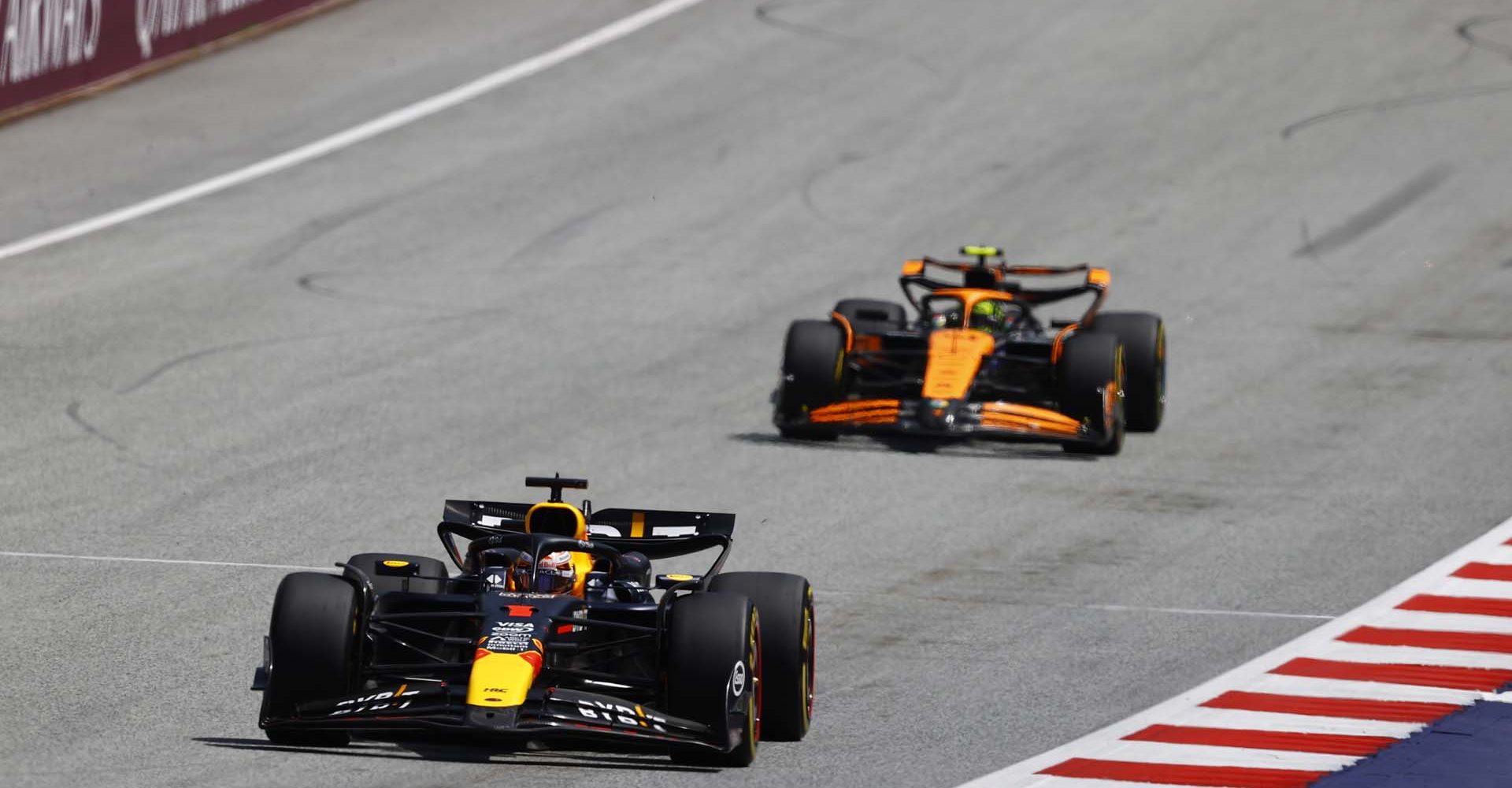 RED BULL RING, AUSTRIA - JUNE 29: Max Verstappen, Red Bull Racing RB20, leads Lando Norris, McLaren MCL38 during the Austrian GP at Red Bull Ring on Saturday June 29, 2024 in Spielberg, Austria. (Photo by Andy Hone / LAT Images)