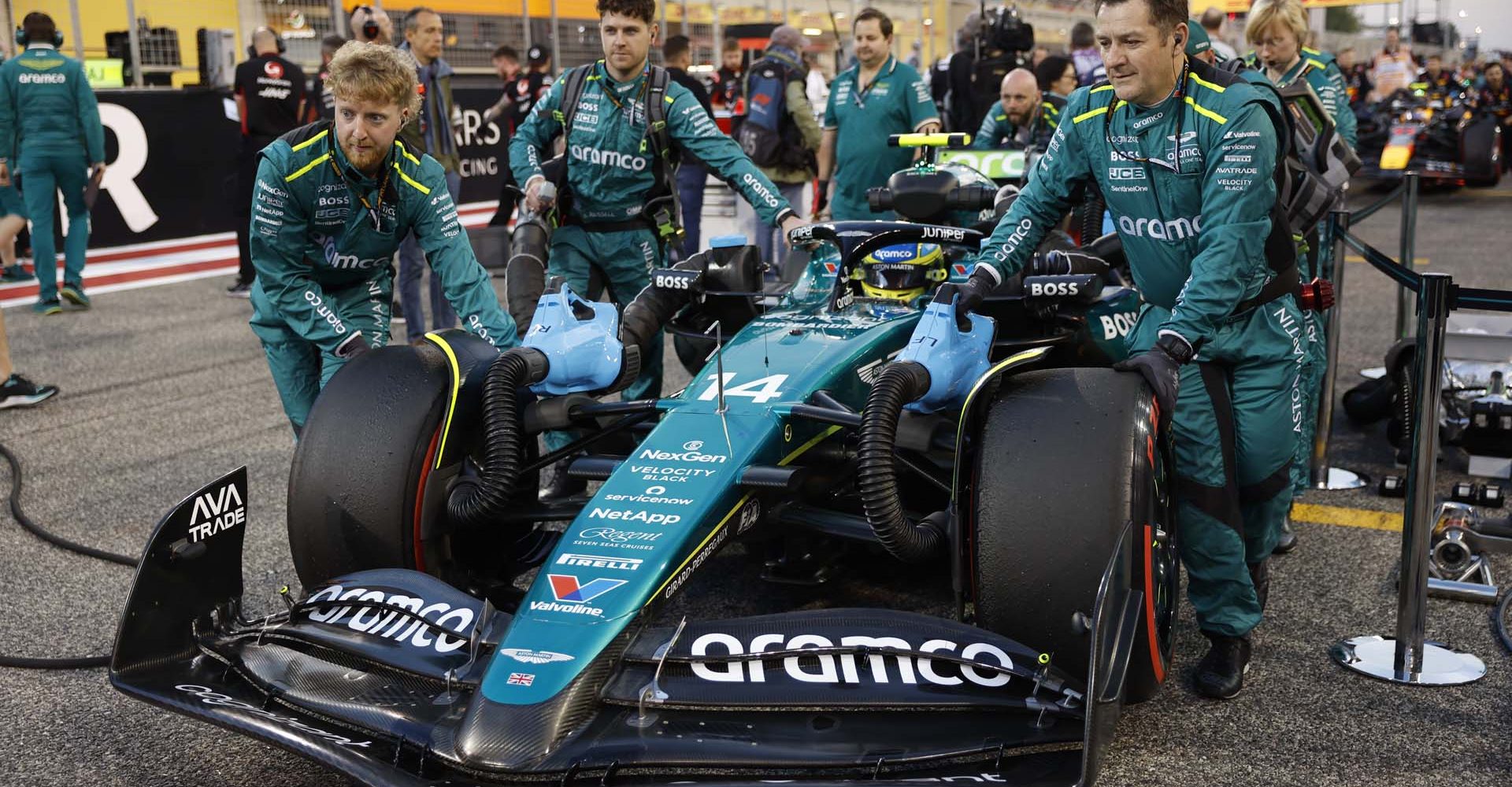 Portrait, Technical, Bahrain International Circuit, GP2401a, F1, GP, Bahrain
Mechanics bring Fernando Alonso, Aston Martin AMR24, to the grid