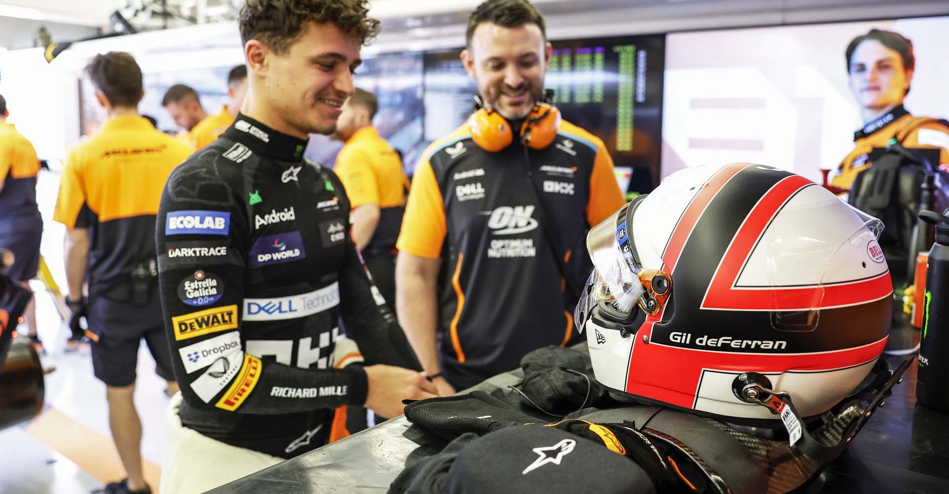 Lando Norris, McLaren F1 Team, and Gil de Ferran tribute helmet