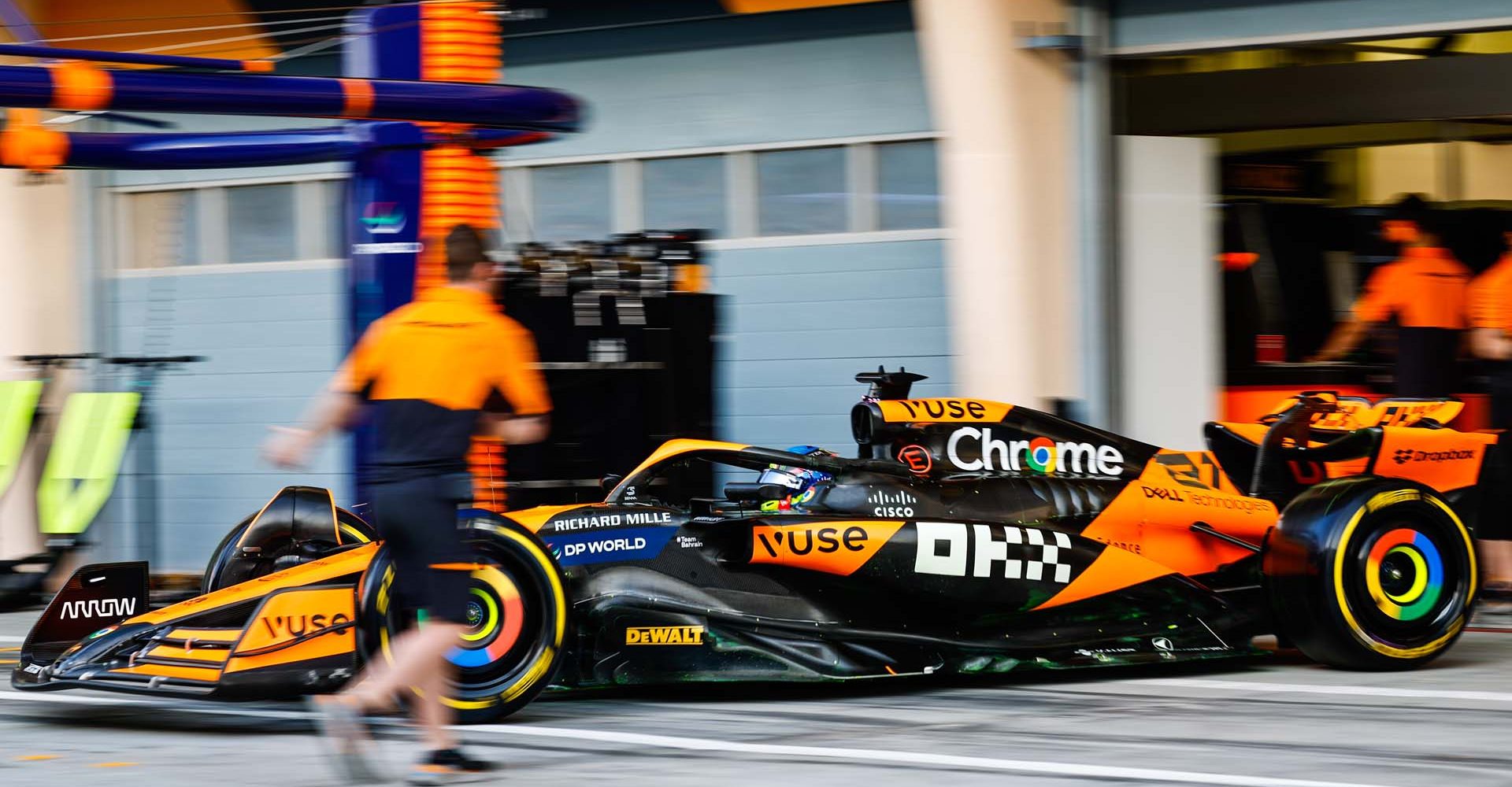 Oscar Piastri, McLaren MCL38, leaves the garage