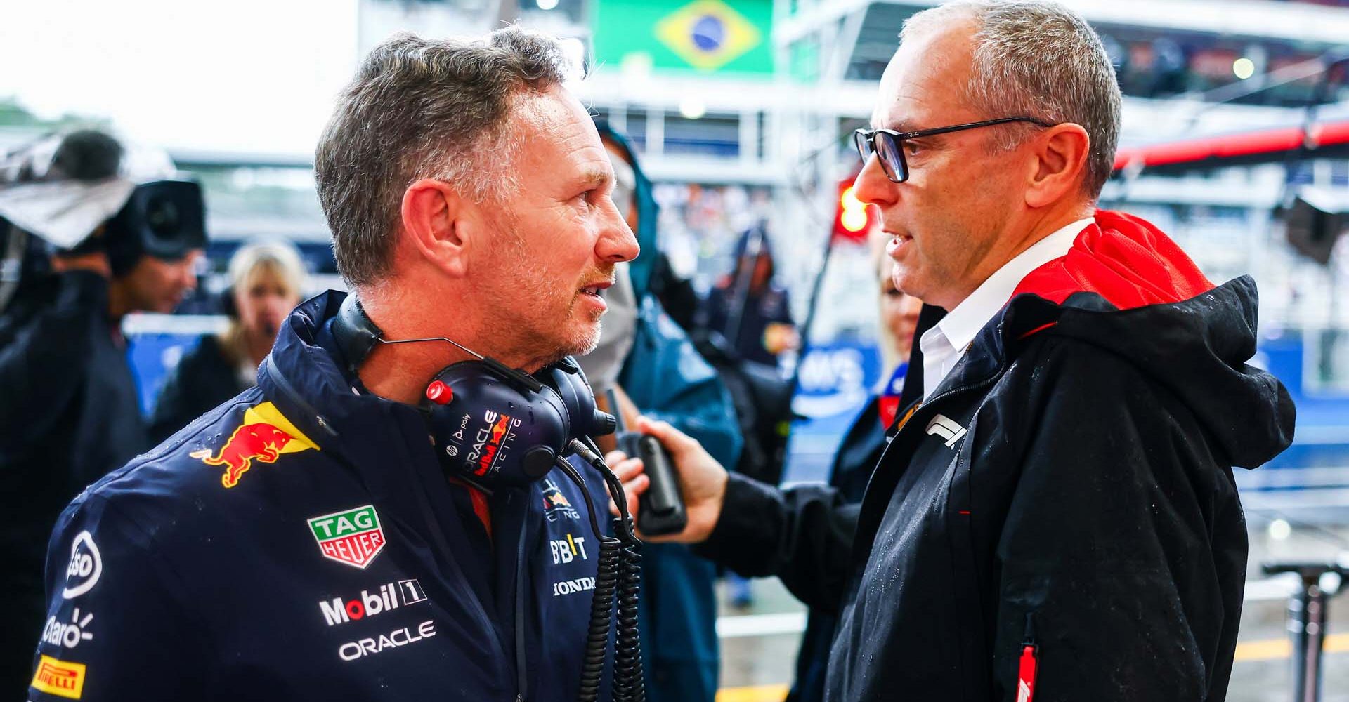 SAO PAULO, BRAZIL - NOVEMBER 02: Stefano Domenicali, CEO of the Formula One Group, talks with Oracle Red Bull Racing Team Principal Christian Horner on the pitwall as qualifying is postponed due to the weather ahead of the F1 Grand Prix of Brazil at Autodromo Jose Carlos Pace on November 02, 2024 in Sao Paulo, Brazil. (Photo by Mark Thompson/Getty Images) // Getty Images / Red Bull Content Pool // SI202411020518 // Usage for editorial use only //