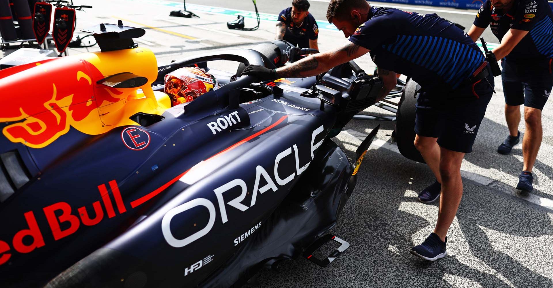 ZANDVOORT, NETHERLANDS - AUGUST 24: Max Verstappen of the Netherlands driving the (1) Oracle Red Bull Racing RB20 stops in the Pitlane during qualifying ahead of the F1 Grand Prix of Netherlands at Circuit Zandvoort on August 24, 2024 in Zandvoort, Netherlands. (Photo by Mark Thompson/Getty Images) // Getty Images / Red Bull Content Pool // SI202408240255 // Usage for editorial use only //