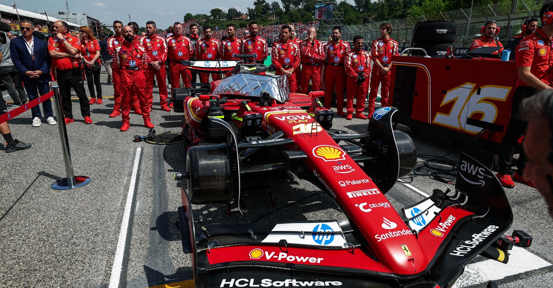 Scuderia Ferrari mechanics during the Formula 1 MSC Cruises Gran Premio del Made in Italy e Dell’Emilia-Romagne 2024, 7th round of the 2024 Formula One World Championship from May 17 to 19, 2024 on the Autodromo Enzo e Dino Ferrari, in Imola, Italy - Photo Florent Gooden / DPPI