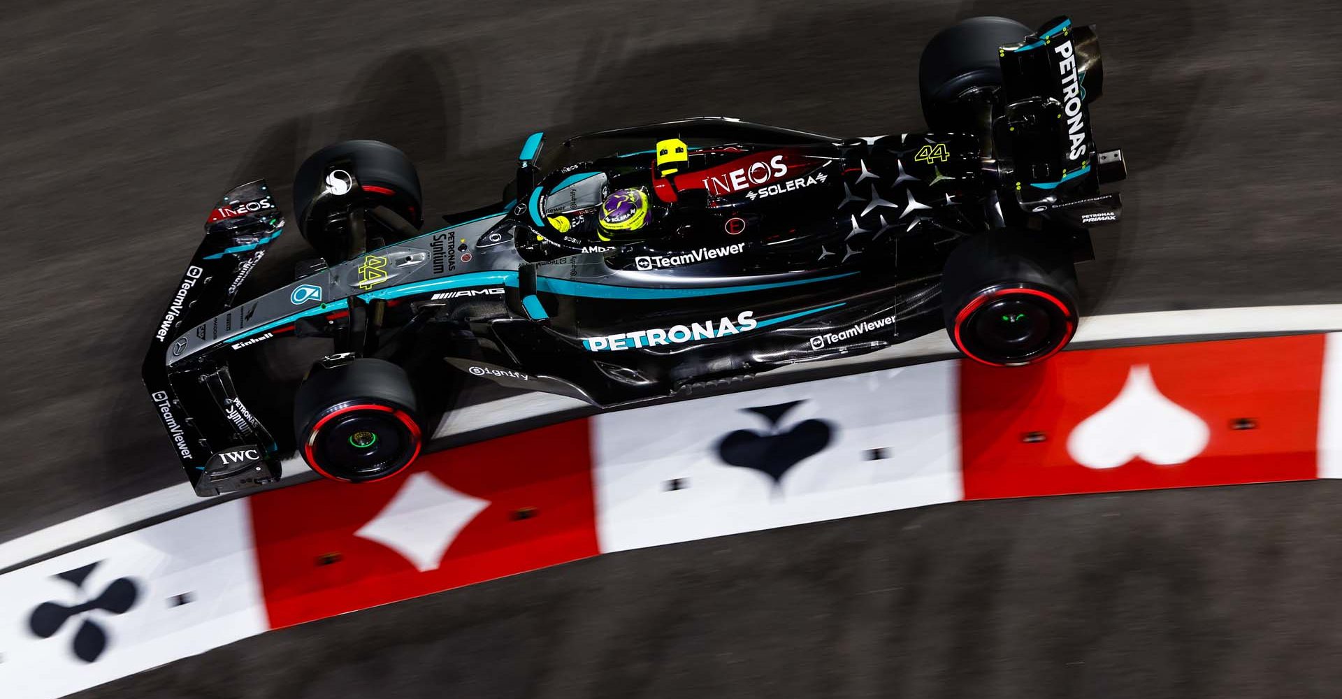 STREETS OF LAS VEGAS, UNITED STATES OF AMERICA - NOVEMBER 21: Sir Lewis Hamilton, Mercedes F1 W15 during the Las Vegas GP at Streets of Las Vegas on Thursday November 21, 2024, United States of America. (Photo by Zak Mauger / LAT Images)