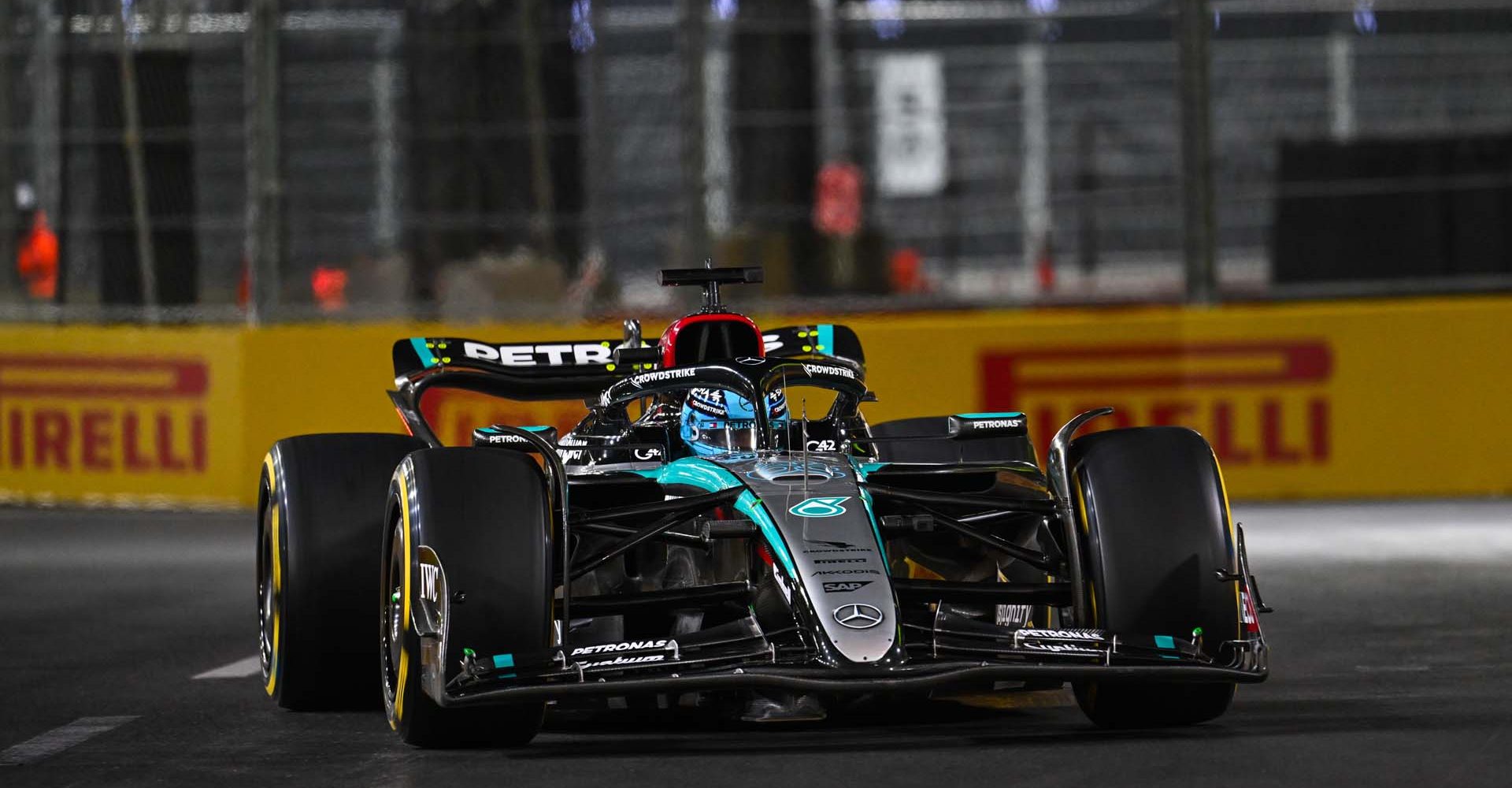 STREETS OF LAS VEGAS, UNITED STATES OF AMERICA - NOVEMBER 21: George Russell, Mercedes F1 W15 during the Las Vegas GP at Streets of Las Vegas on Thursday November 21, 2024, United States of America. (Photo by Sam Bagnall / LAT Images)