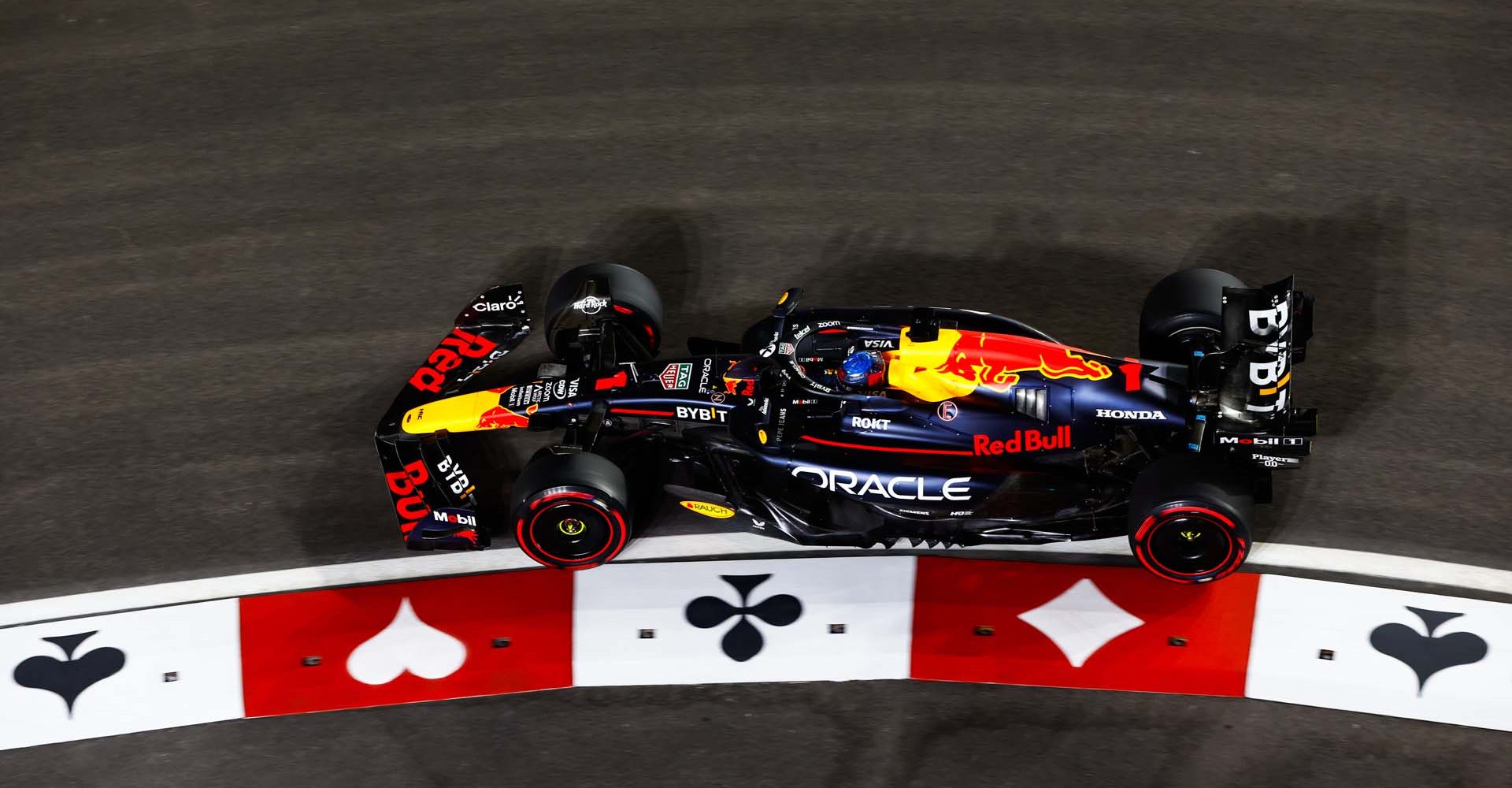 STREETS OF LAS VEGAS, UNITED STATES OF AMERICA - NOVEMBER 21: Max Verstappen, Red Bull Racing RB20 during the Las Vegas GP at Streets of Las Vegas on Thursday November 21, 2024, United States of America. (Photo by Zak Mauger / LAT Images)