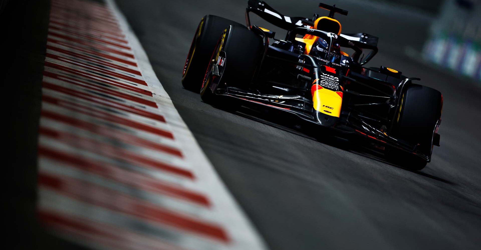 LAS VEGAS, NEVADA - NOVEMBER 21: Max Verstappen of the Netherlands driving the (1) Oracle Red Bull Racing RB20 on track during practice ahead of the F1 Grand Prix of Las Vegas at Las Vegas Strip Circuit on November 21, 2024 in Las Vegas, Nevada. (Photo by Chris Graythen/Getty Images) // Getty Images / Red Bull Content Pool // SI202411220318 // Usage for editorial use only //