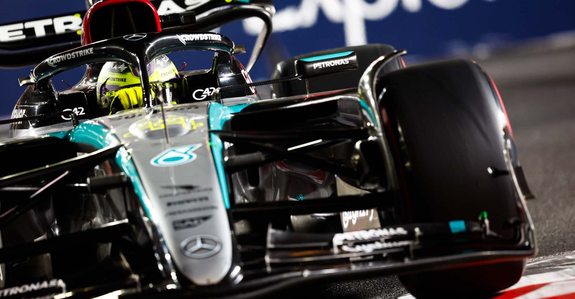 STREETS OF LAS VEGAS, UNITED STATES OF AMERICA - NOVEMBER 22: Sir Lewis Hamilton, Mercedes F1 W15 during the Las Vegas GP at Streets of Las Vegas on Friday November 22, 2024, United States of America. (Photo by Zak Mauger / LAT Images)