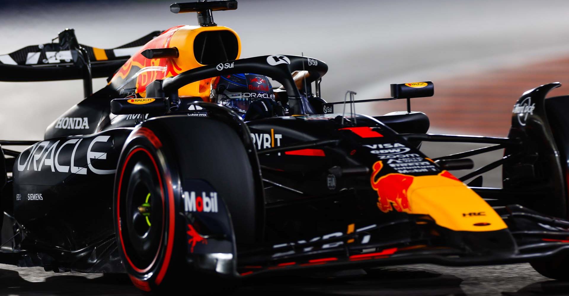 STREETS OF LAS VEGAS, UNITED STATES OF AMERICA - NOVEMBER 22: Max Verstappen, Red Bull Racing RB20 during the Las Vegas GP at Streets of Las Vegas on Friday November 22, 2024, United States of America. (Photo by Glenn Dunbar / LAT Images)