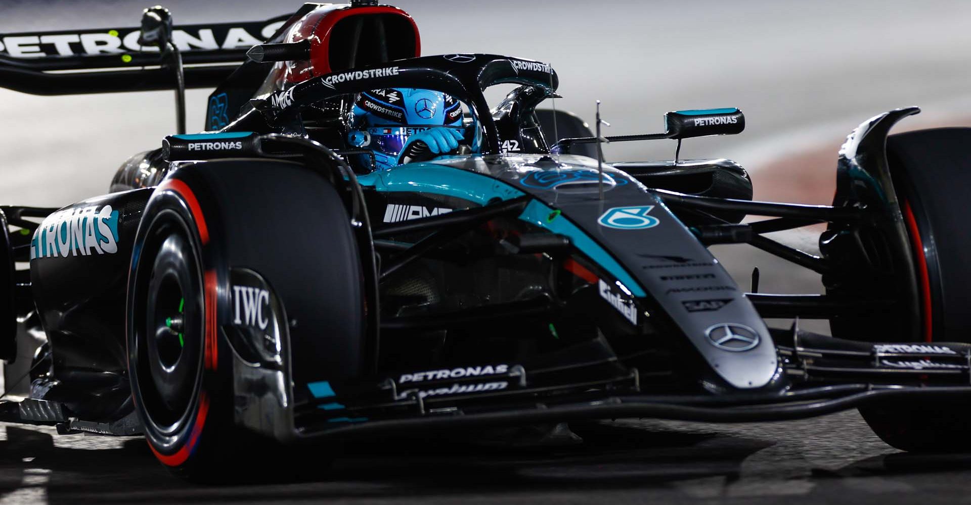 STREETS OF LAS VEGAS, UNITED STATES OF AMERICA - NOVEMBER 22: George Russell, Mercedes F1 W15 during the Las Vegas GP at Streets of Las Vegas on Friday November 22, 2024, United States of America. (Photo by Glenn Dunbar / LAT Images)